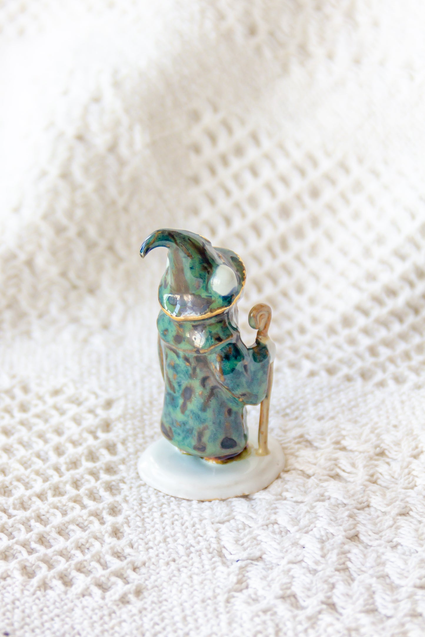 Werling czarodziej, rzeźba ceramiczna ze złoceniem