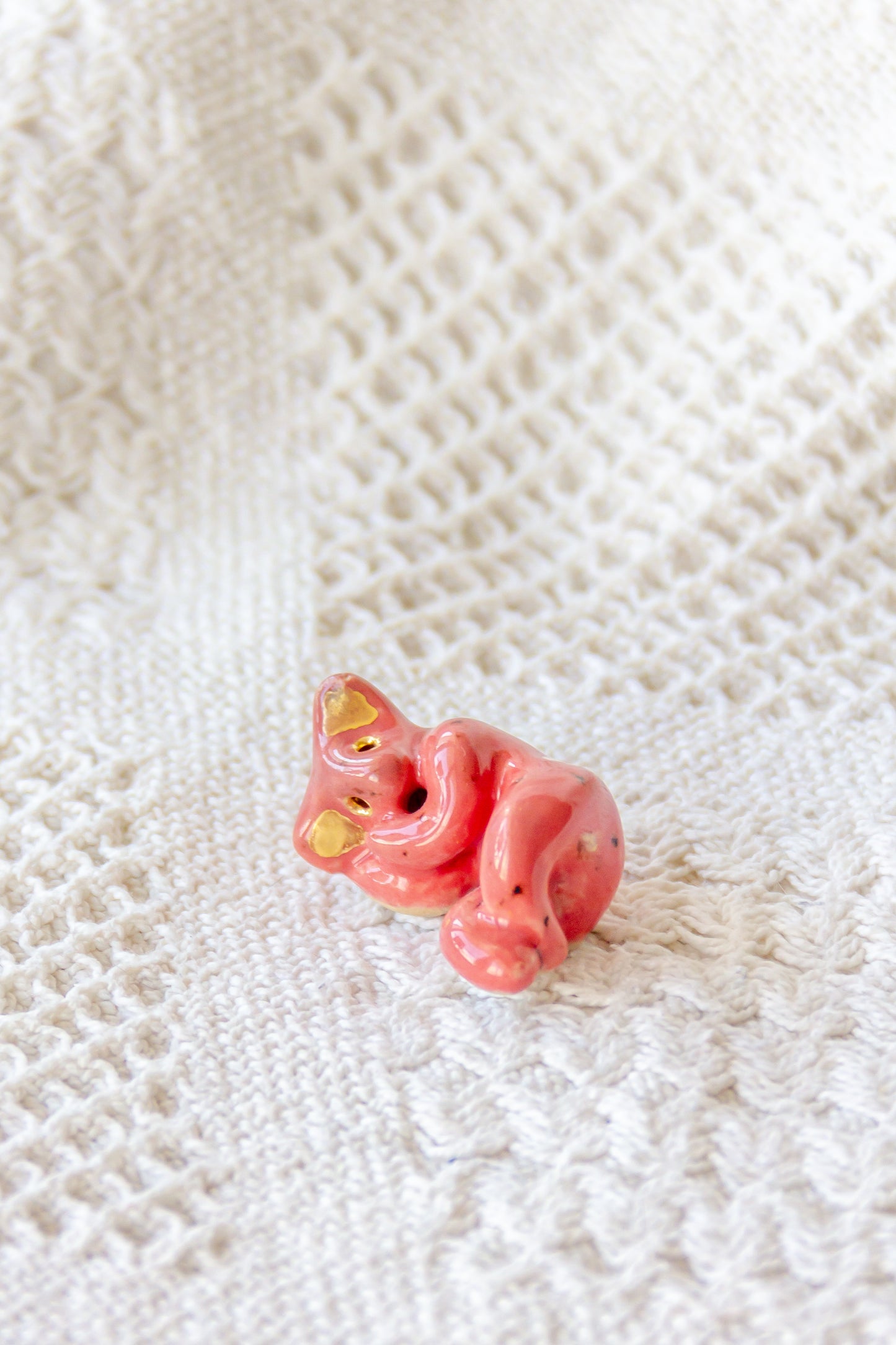 Werling śpiący, rzeźba ceramiczna ze złoceniem