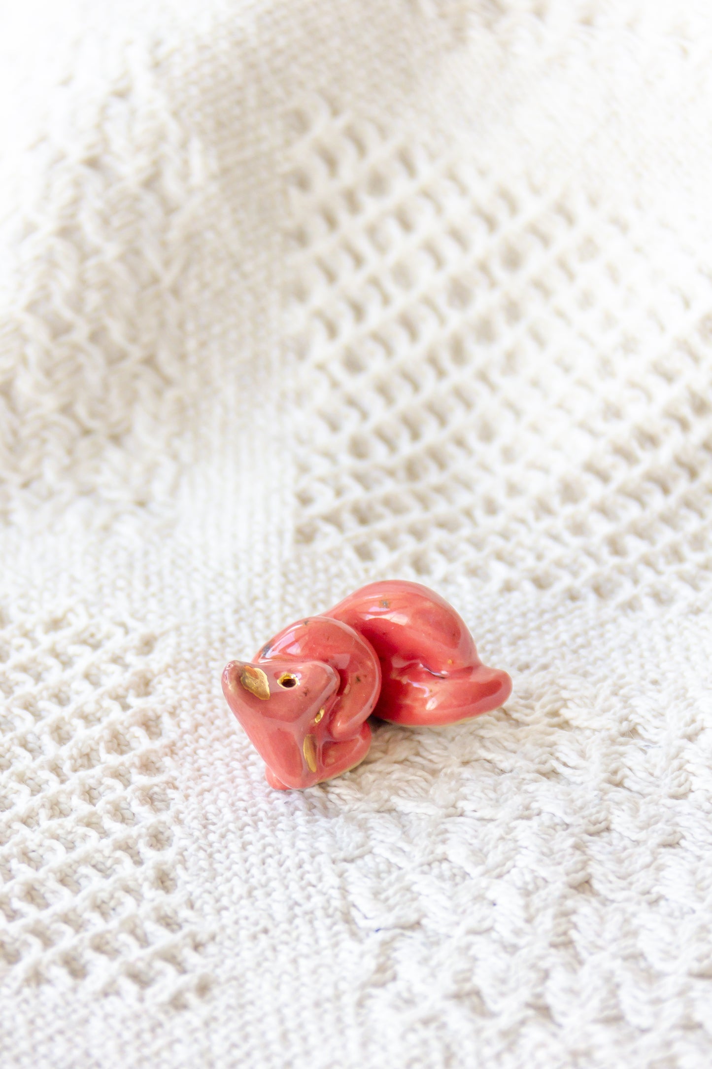 Werling śpiący, rzeźba ceramiczna ze złoceniem