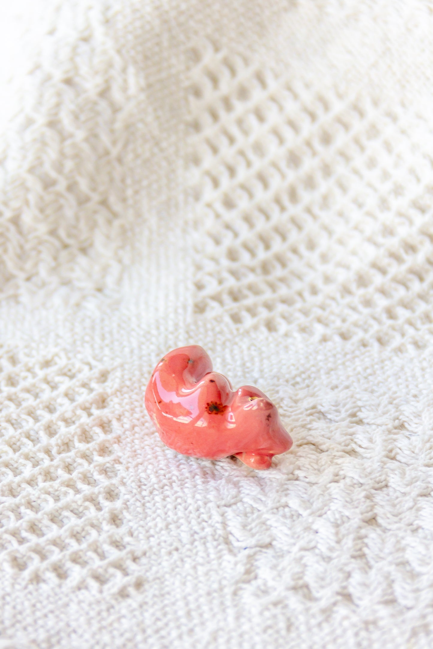 Werling śpiący, rzeźba ceramiczna ze złoceniem