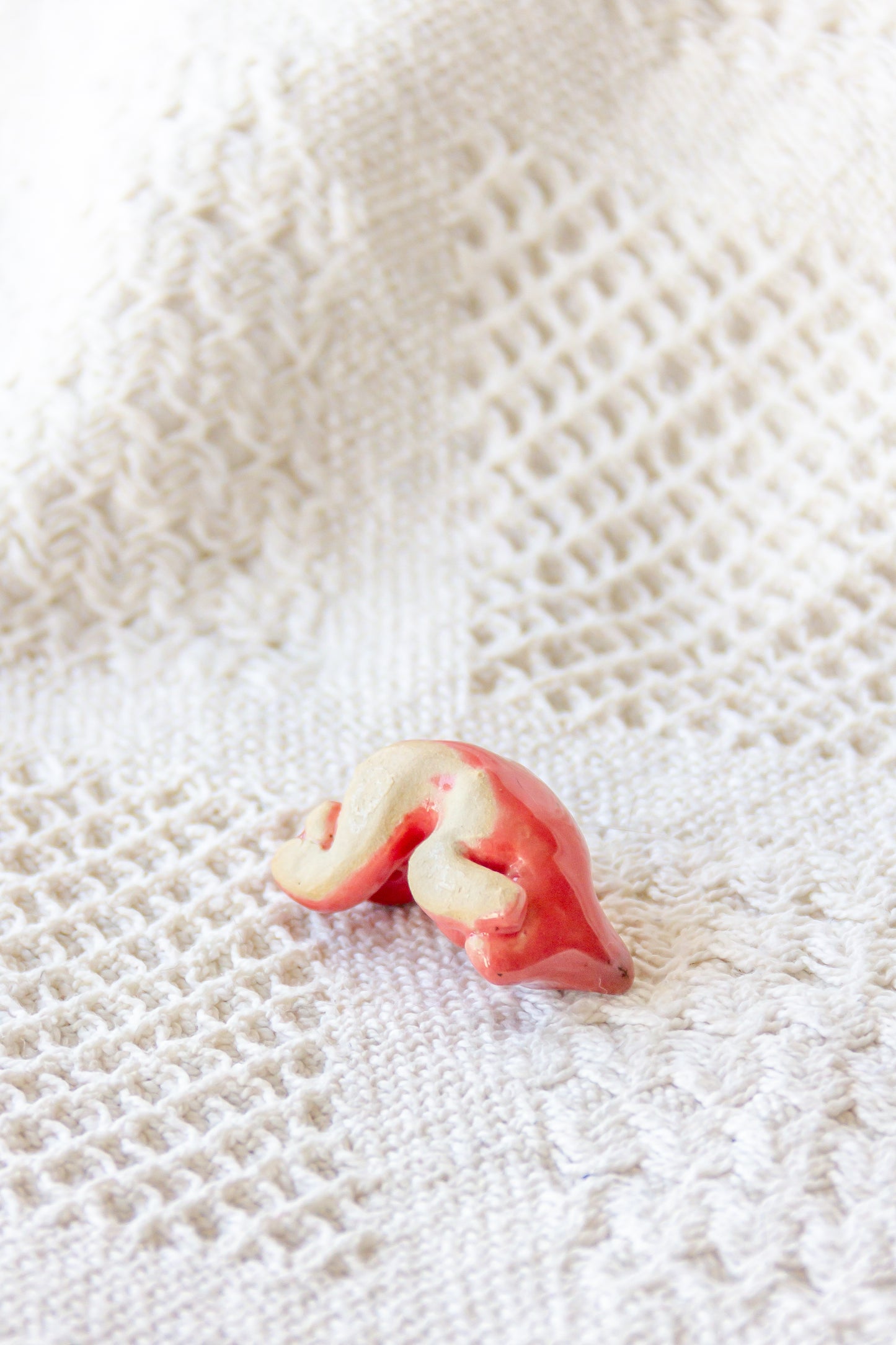 Werling śpiący, rzeźba ceramiczna ze złoceniem