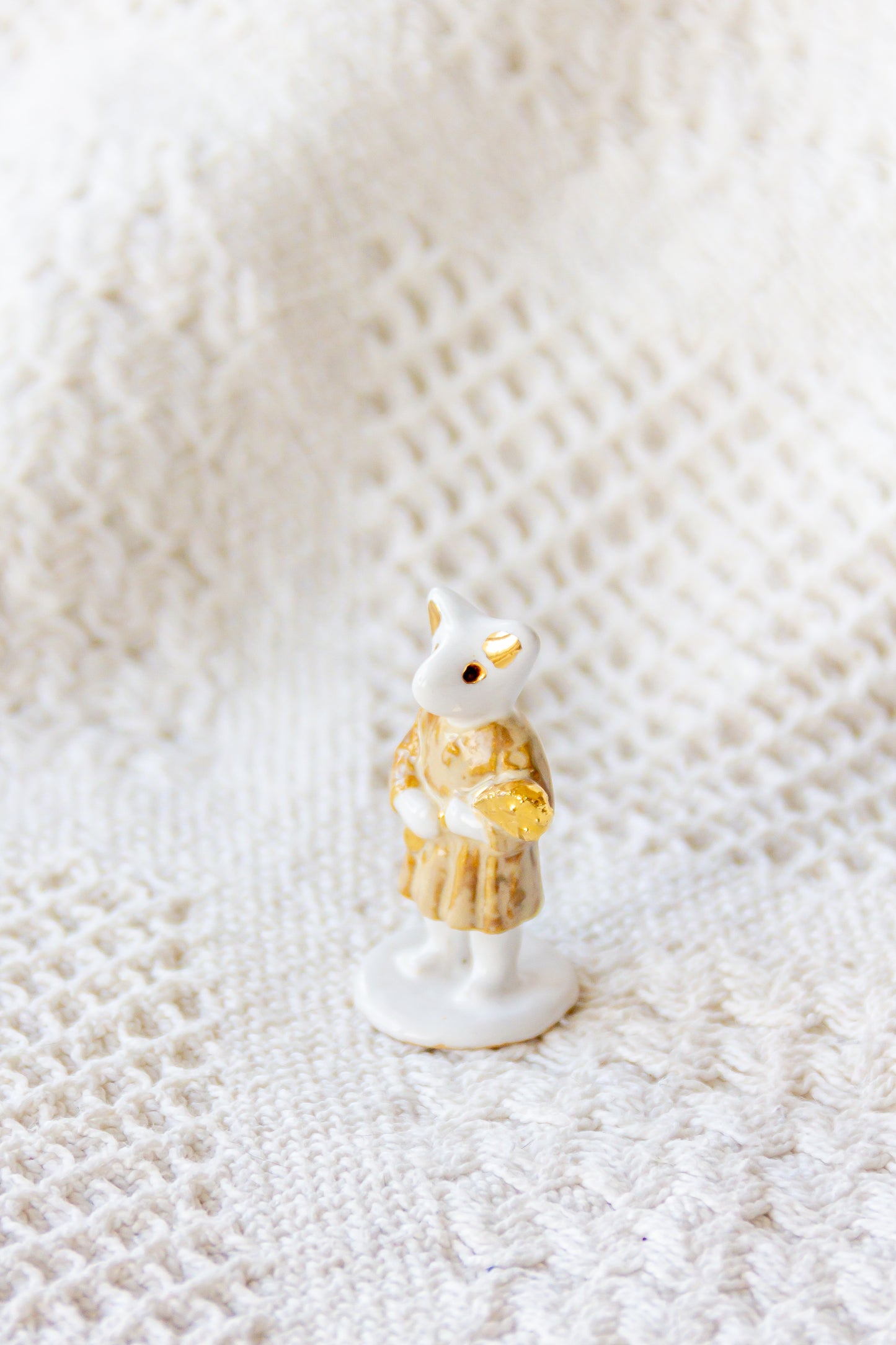 Werling z kłosami, rzeźba ceramiczna ze złoceniem