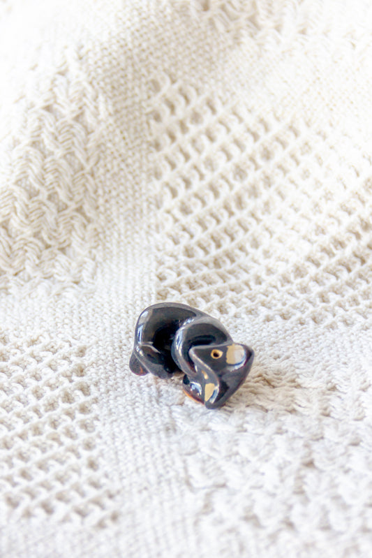 Werling śpiący, rzeźba ceramiczna ze złoceniem