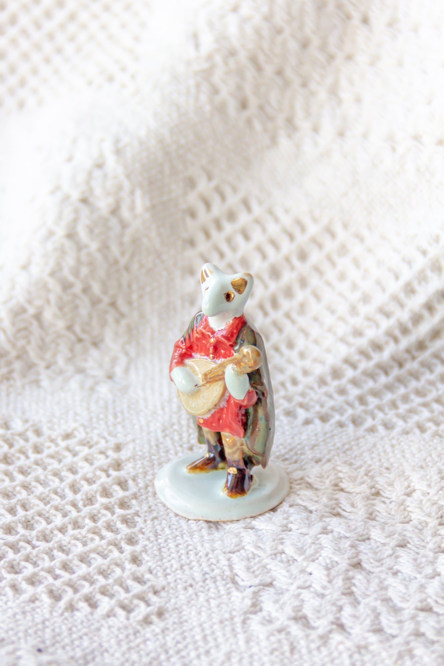 Werling minstrel, rzeźba ceramiczna ze złoceniem