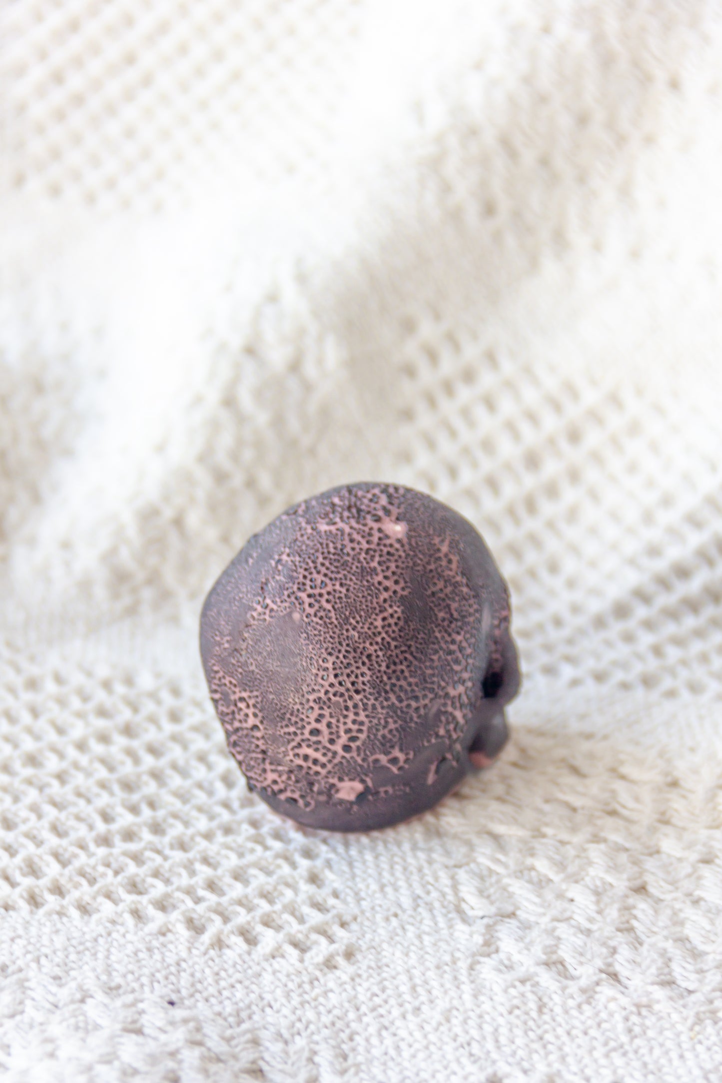 Czaszka ceramiczna mini czarno-różowa