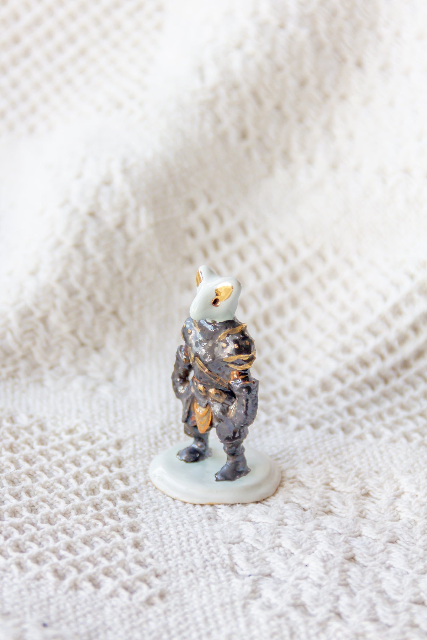 Werling rycerz, rzeźba ceramiczna ze złoceniem