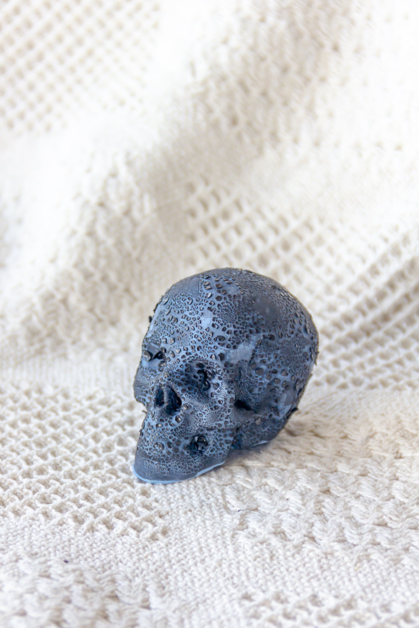 Czaszka ceramiczna mini czarno-niebieska