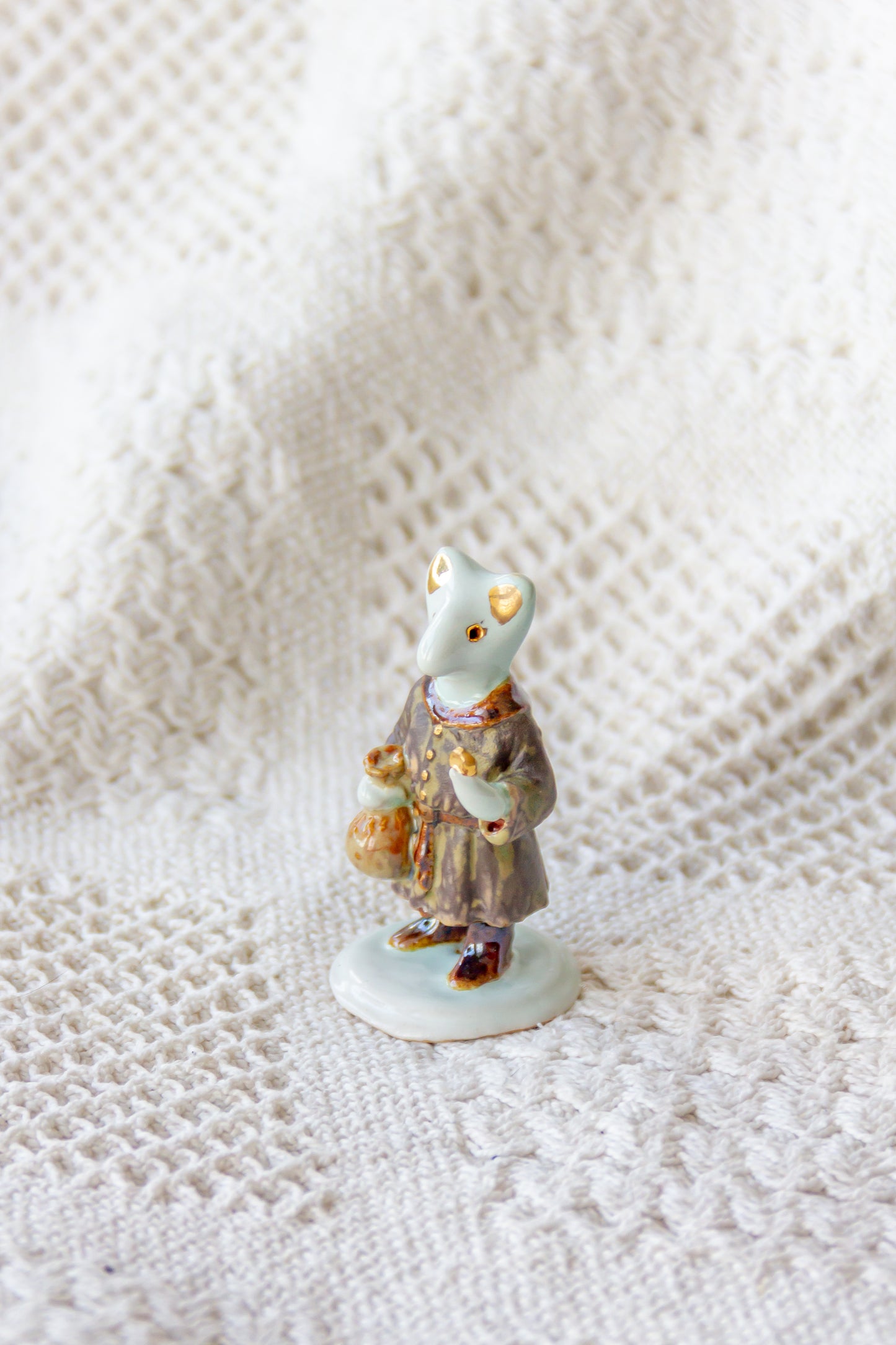 Werling kupiec, rzeźba ceramiczna ze złoceniem