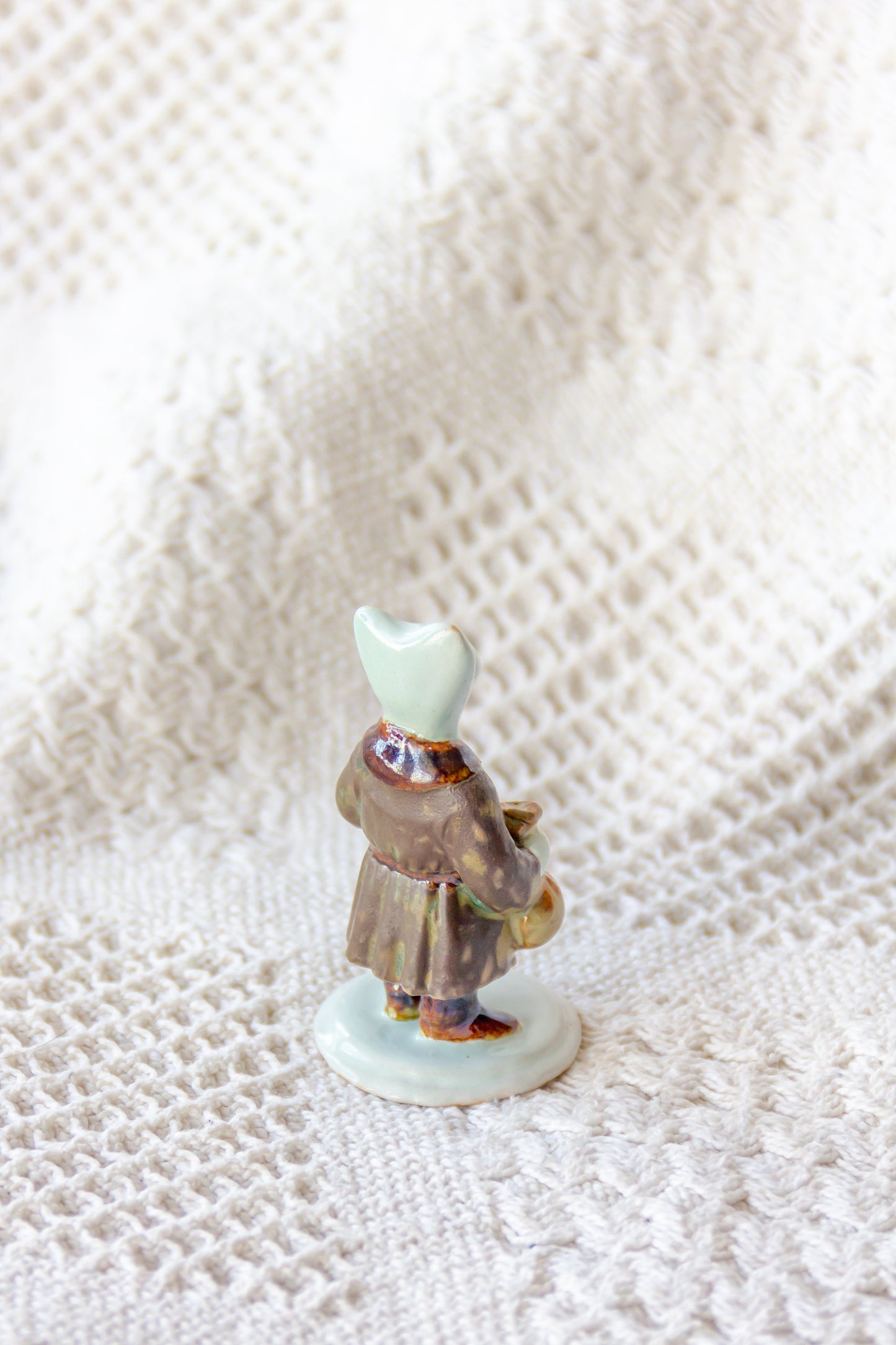 Werling kupiec, rzeźba ceramiczna ze złoceniem