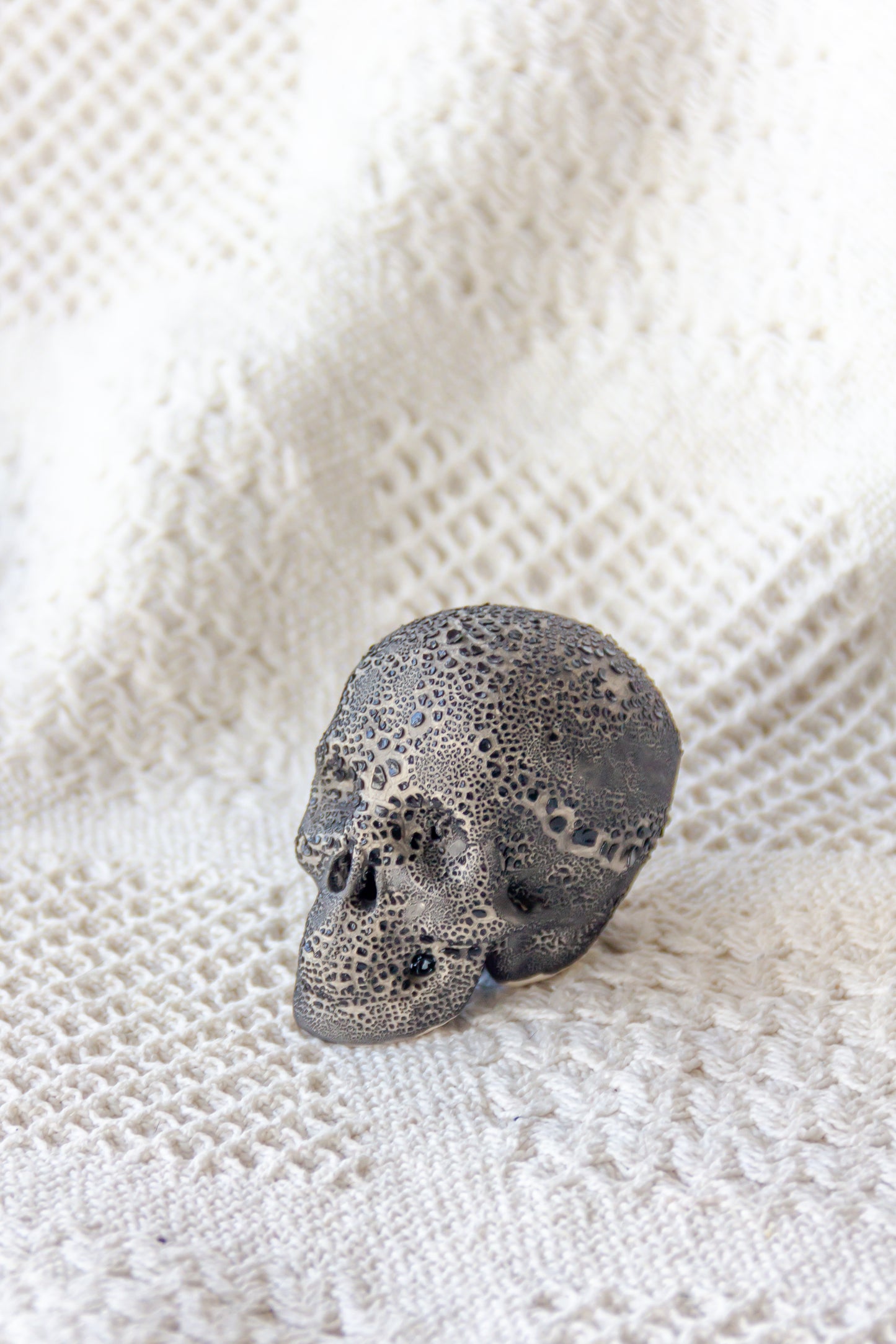 Czaszka ceramiczna mini czarno-beżowa