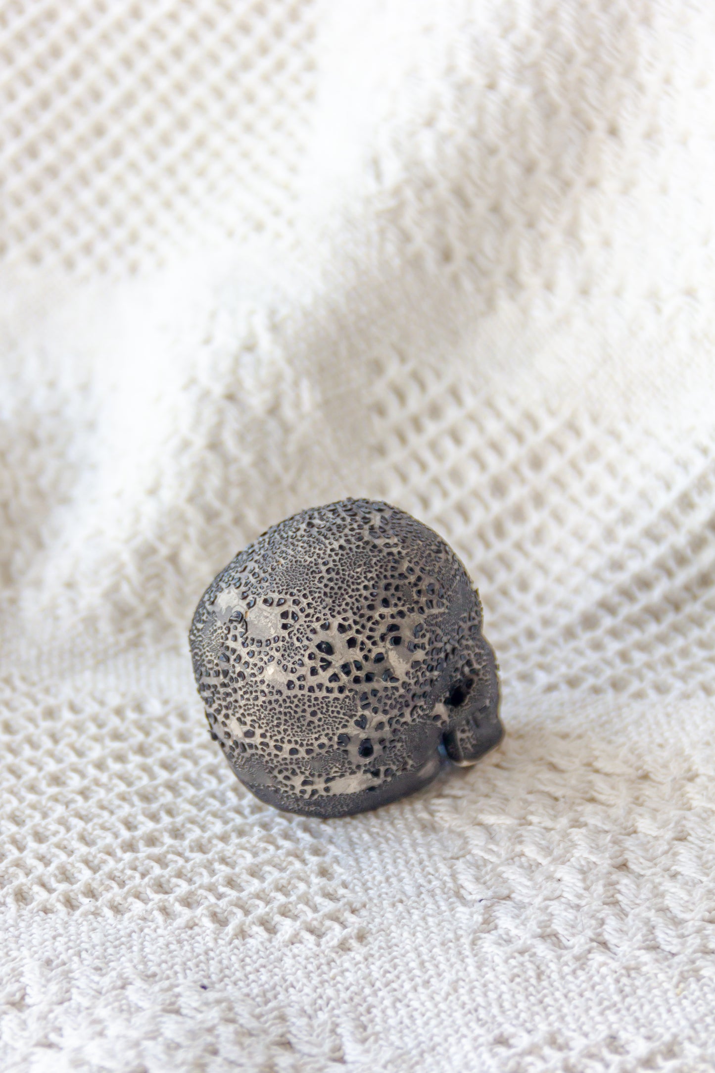 Czaszka ceramiczna mini czarno-beżowa