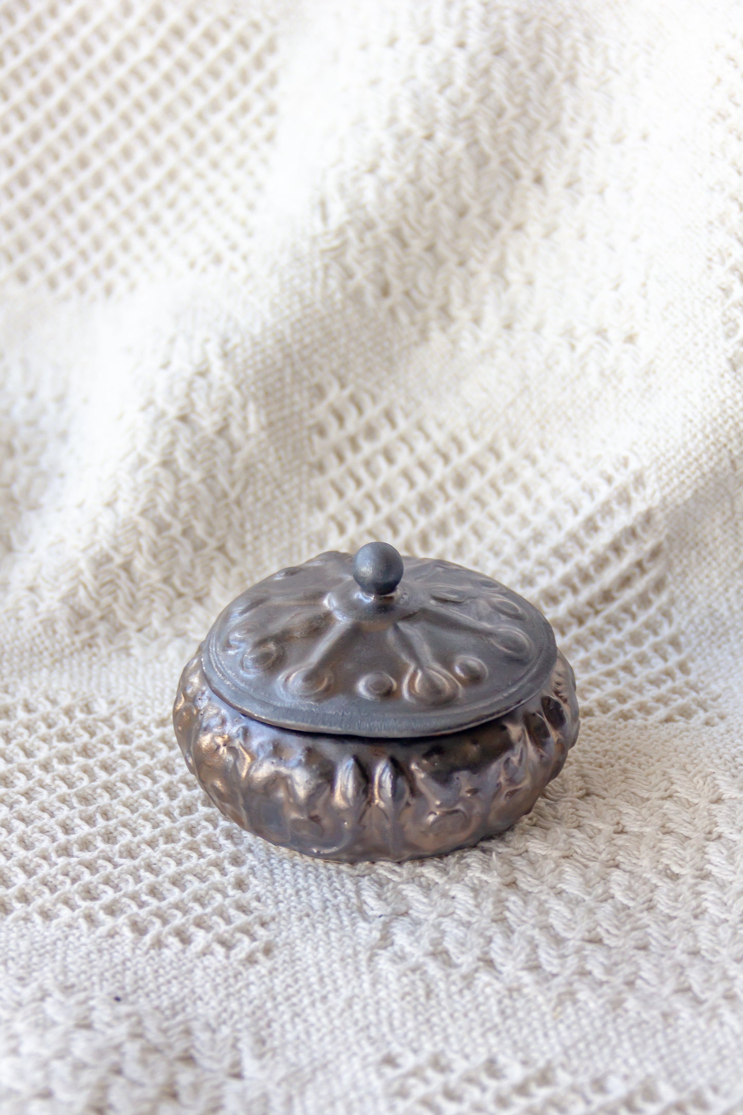 Szkatułka ceramiczna czarno-brązowa