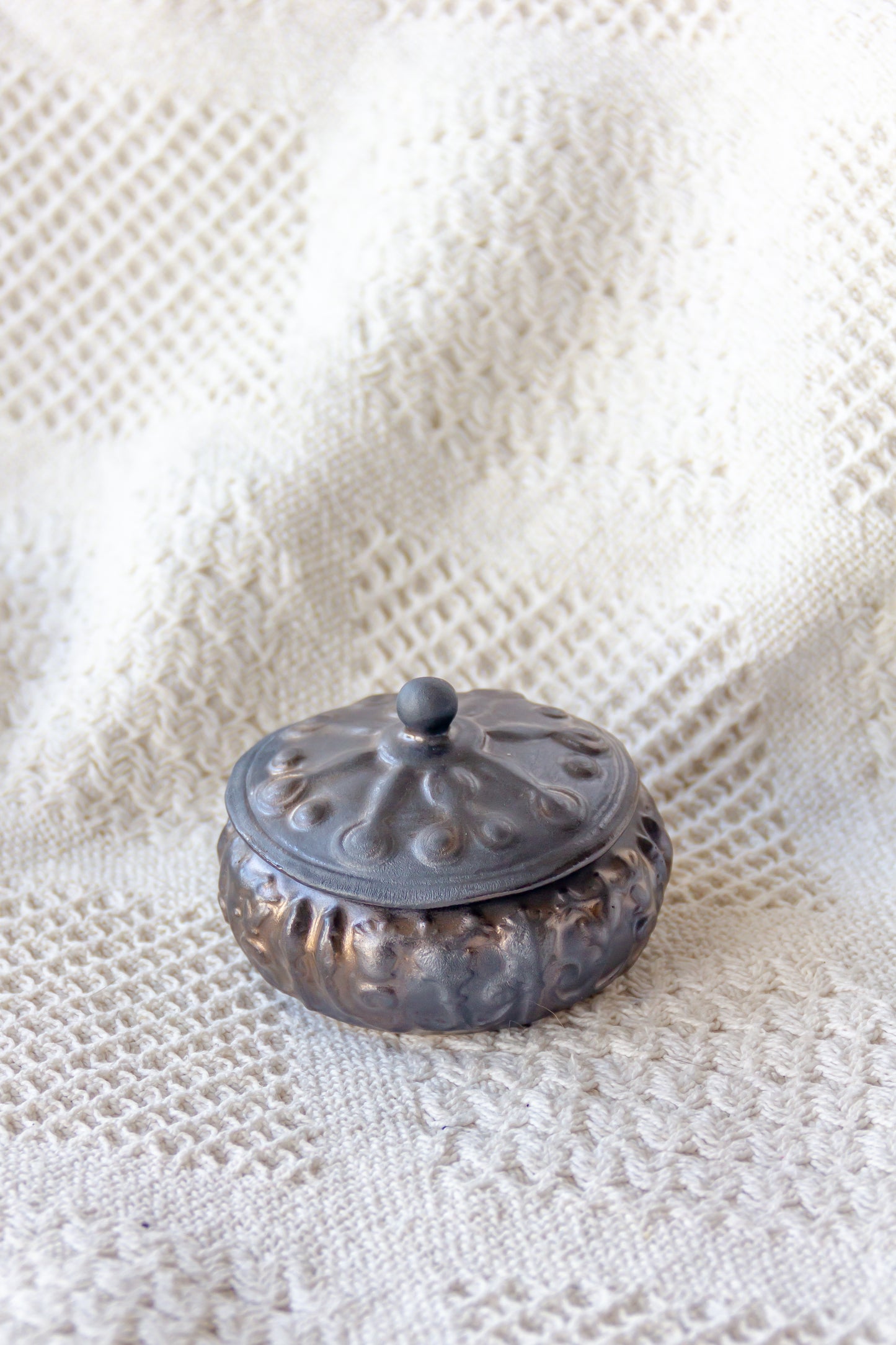 Szkatułka ceramiczna czarno-brązowa