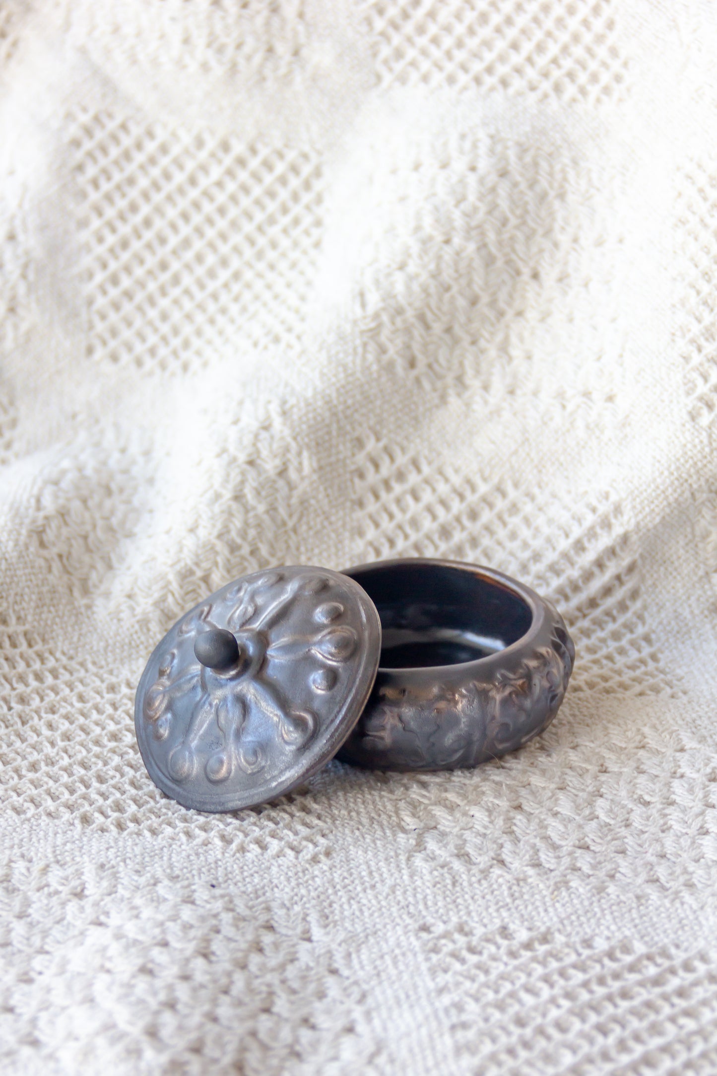 Szkatułka ceramiczna czarno-brązowa