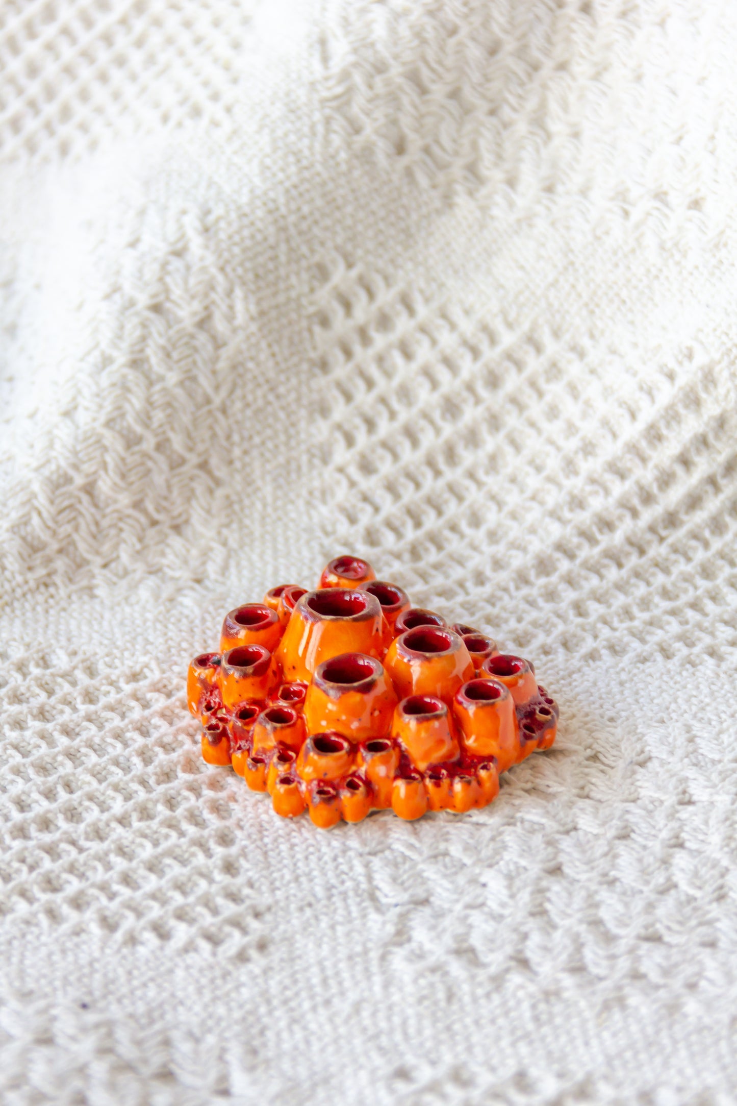 Rzeźba ceramiczna “Ascydia” czerwono-pomarańczowa