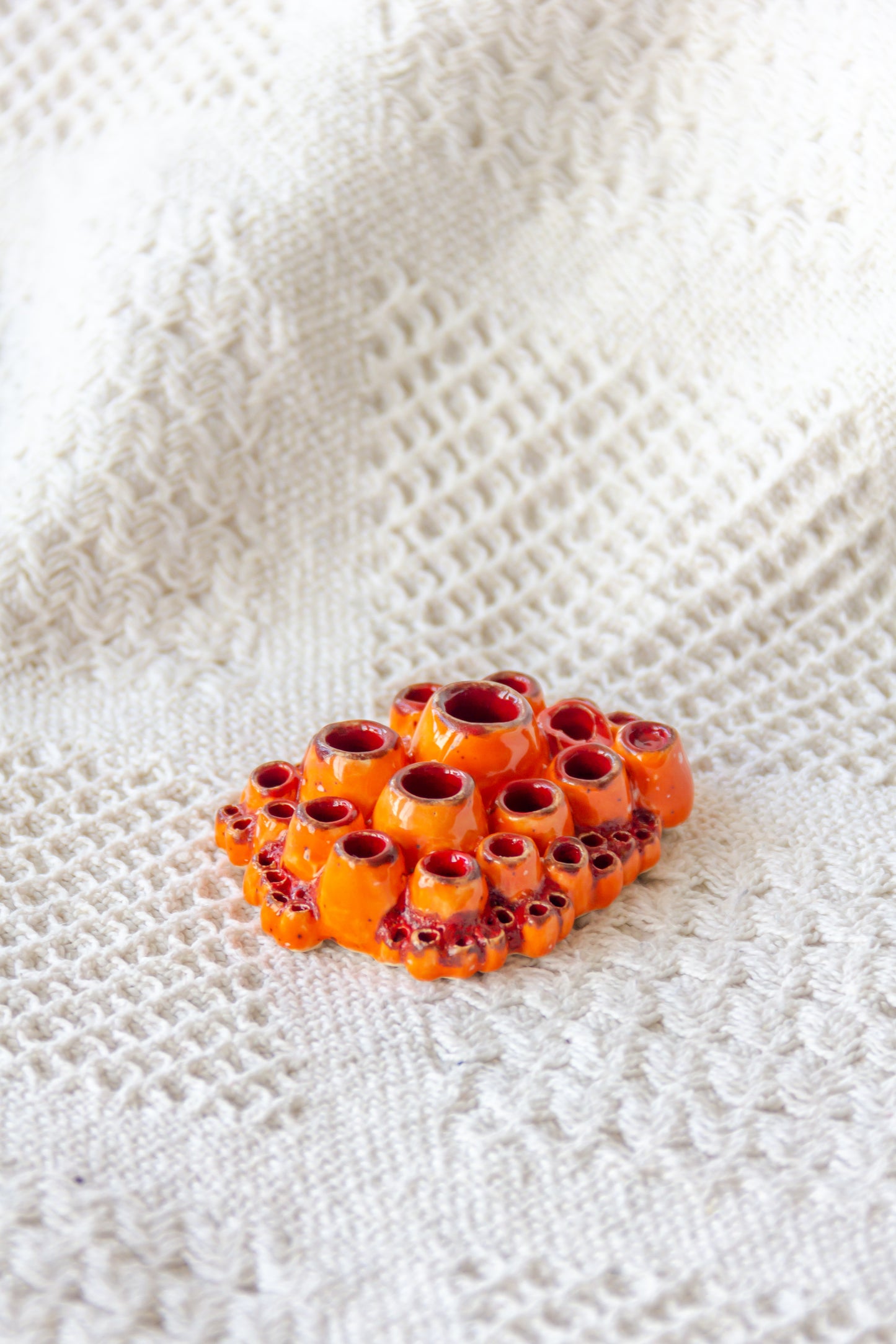 Rzeźba ceramiczna “Ascydia” czerwono-pomarańczowa