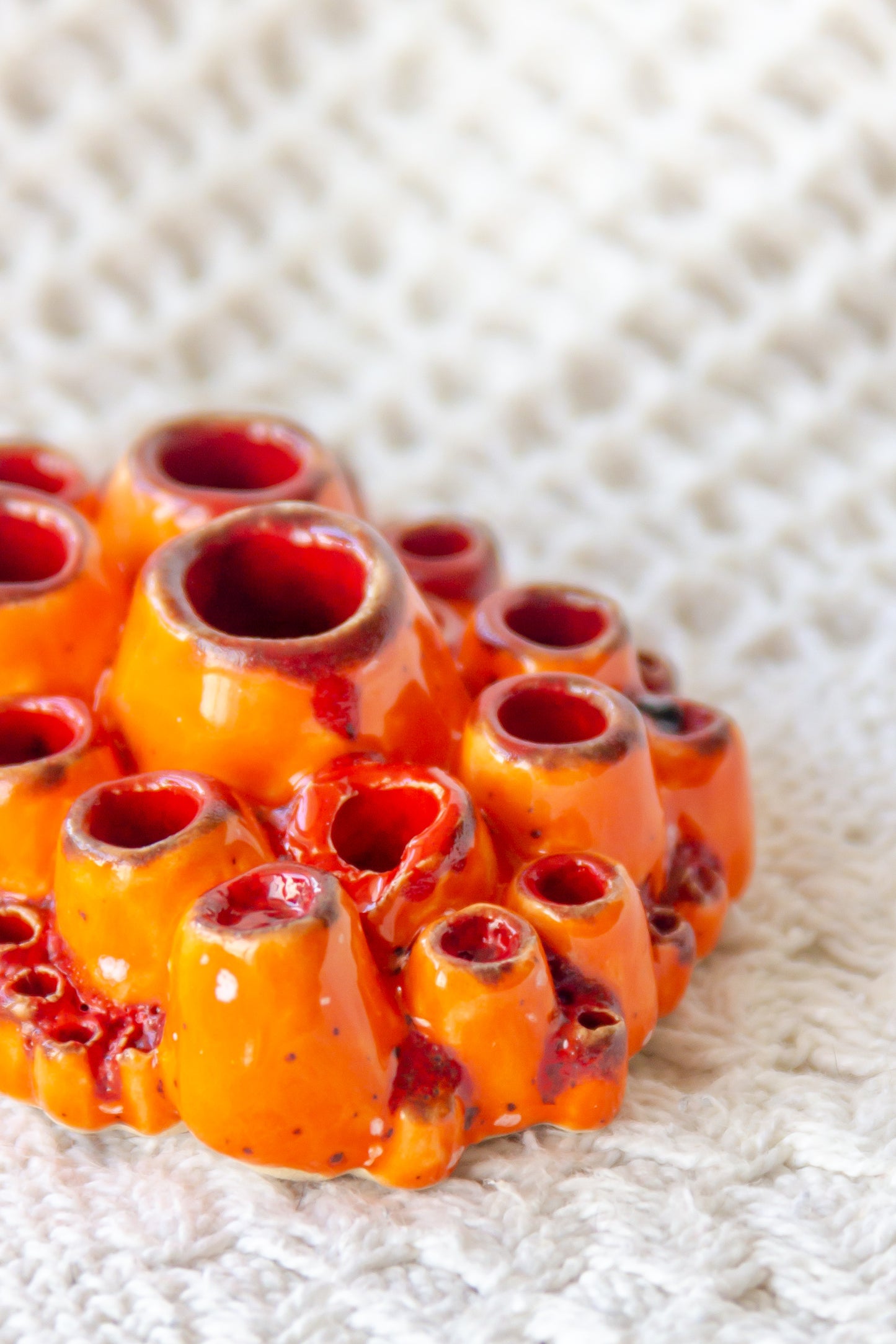 Rzeźba ceramiczna “Ascydia” czerwono-pomarańczowa