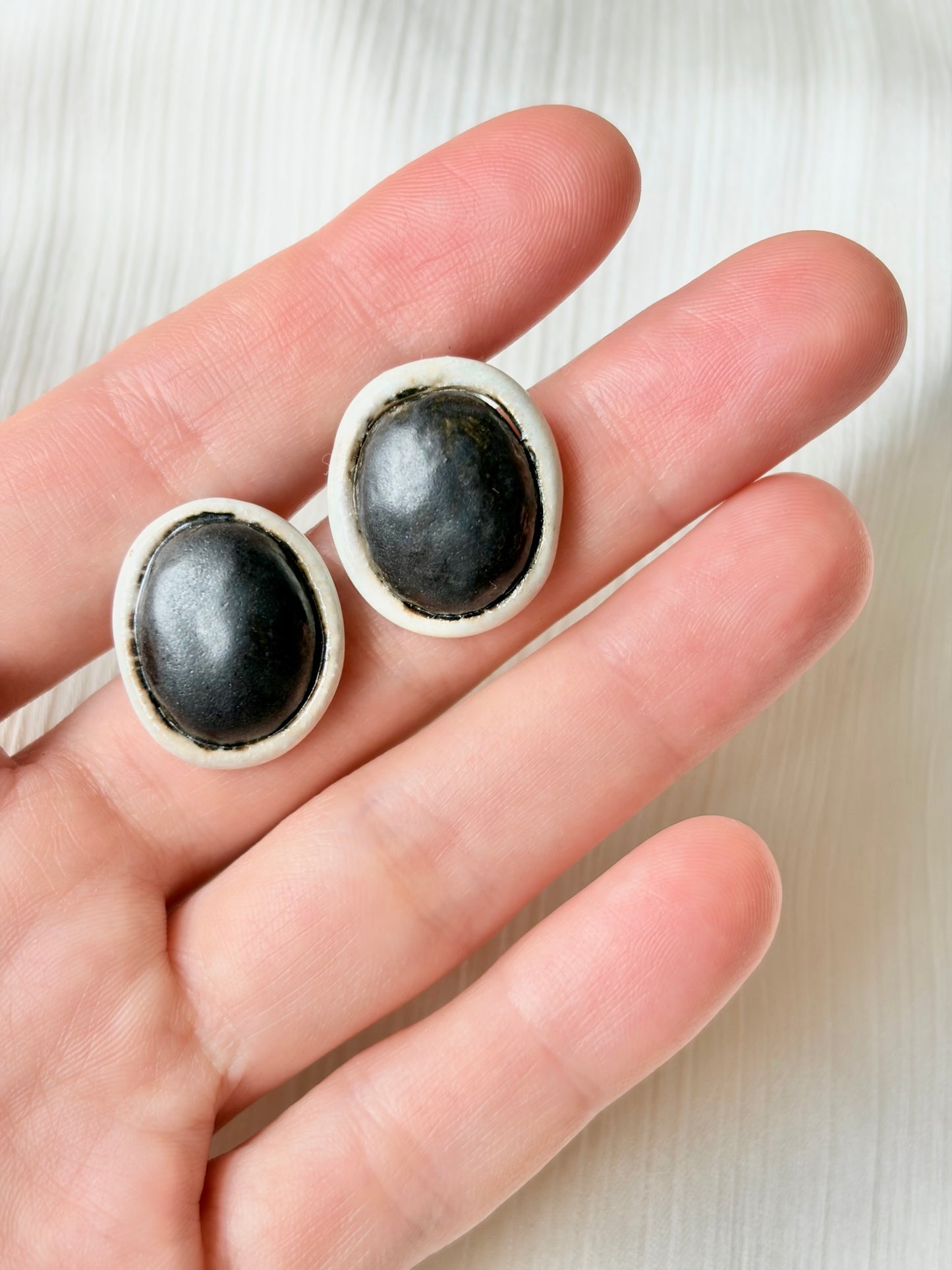 Collier amphore blanche pour huiles essentielles