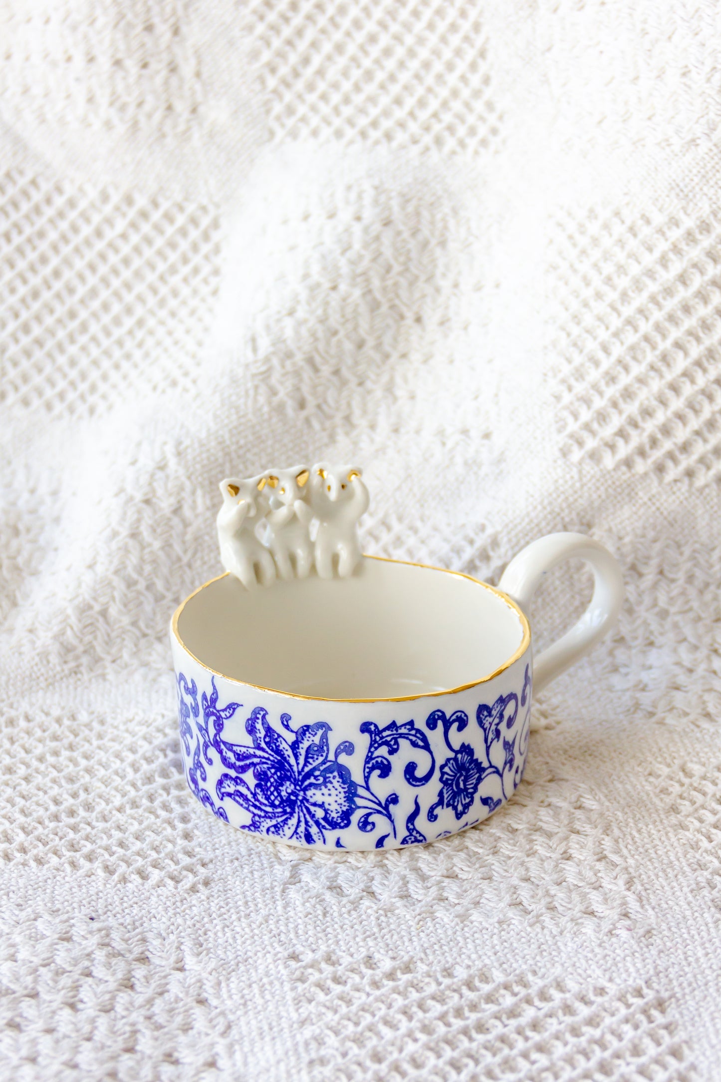 Kubek porcelanowy z werlingami sanzaru