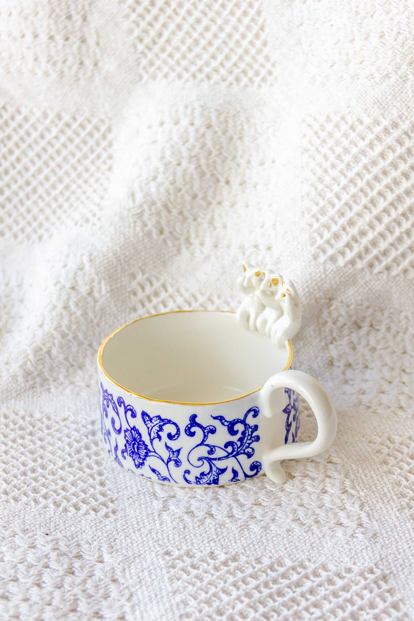 Kubek porcelanowy z werlingami sanzaru