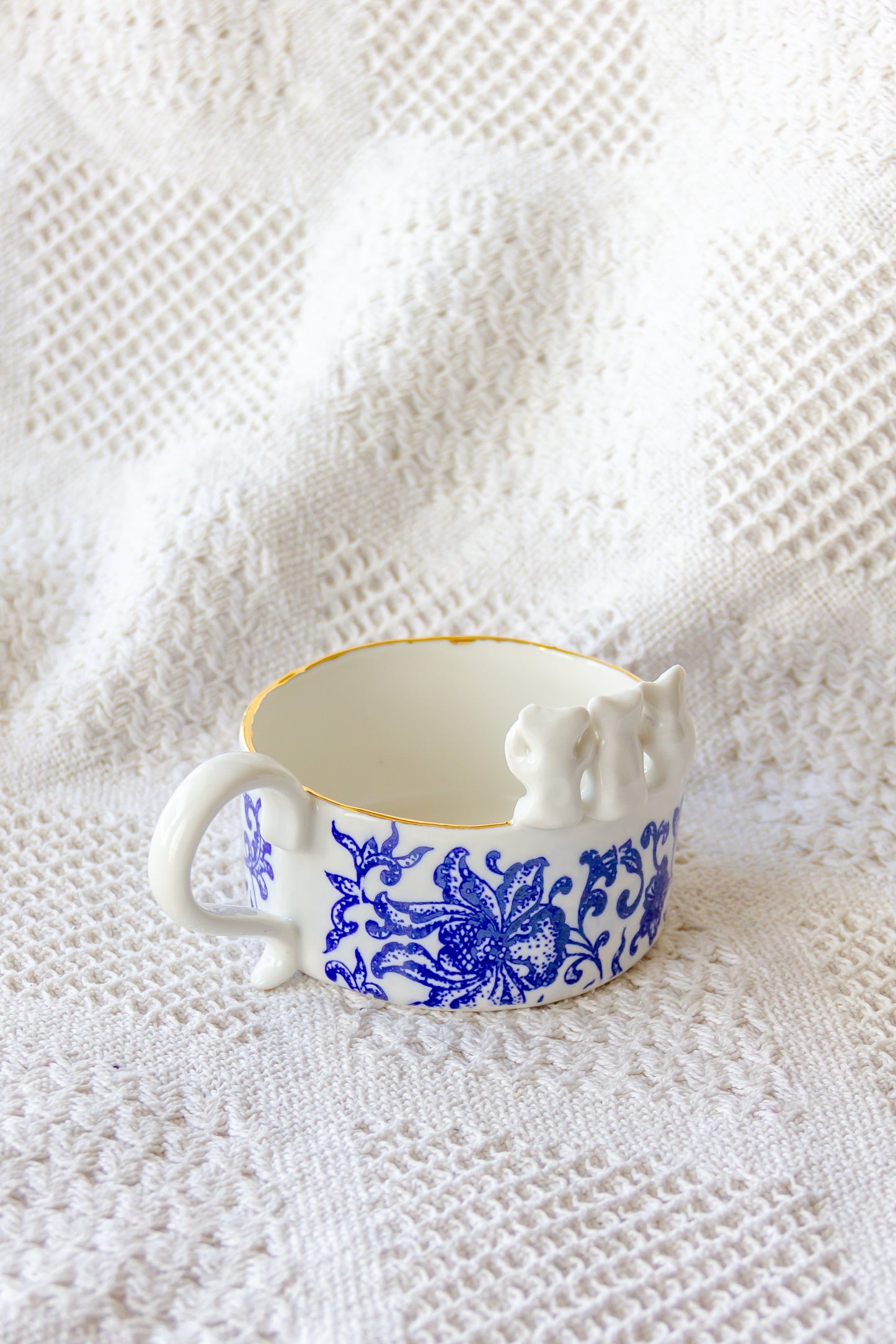 Kubek porcelanowy z werlingami sanzaru