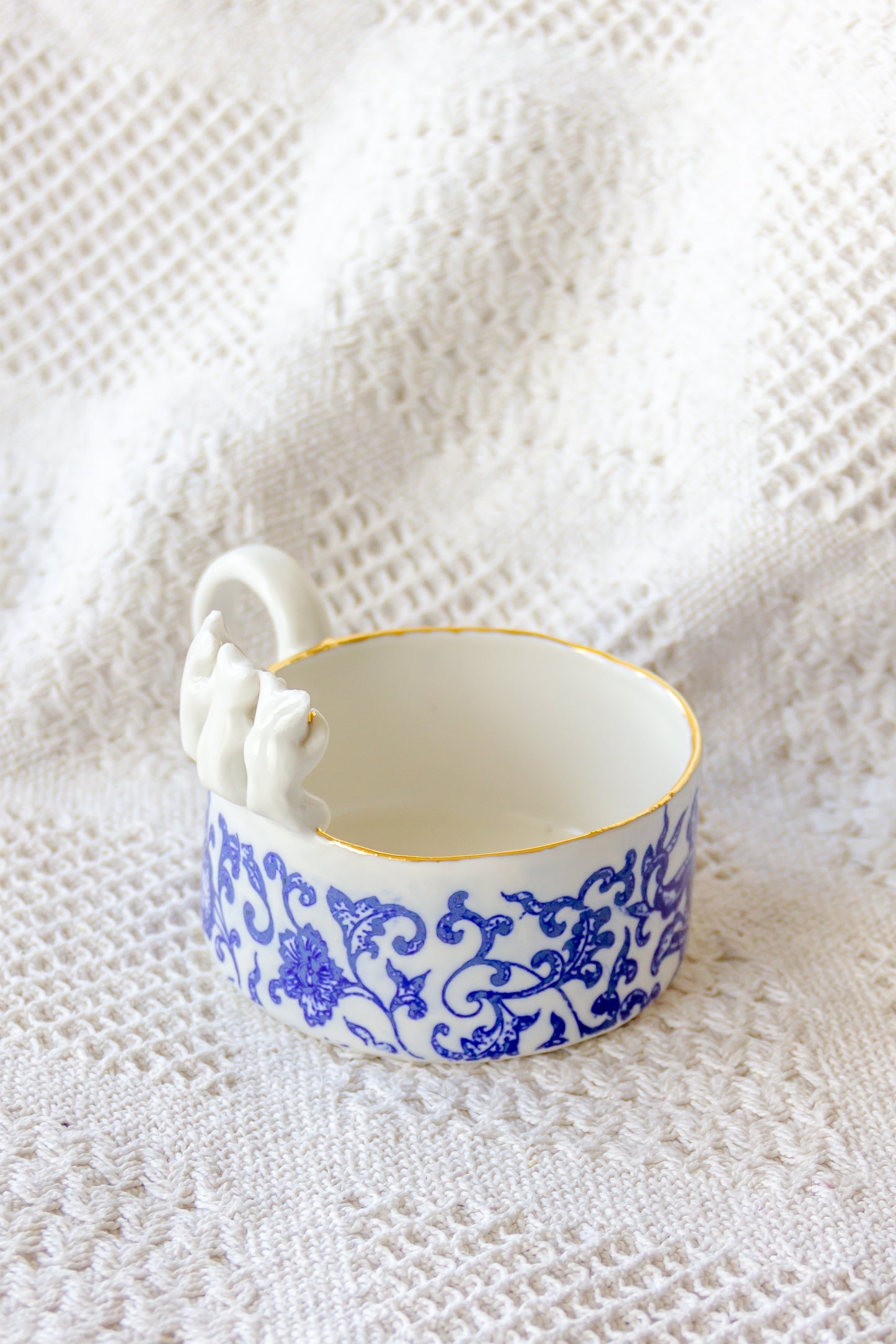 Kubek porcelanowy z werlingami sanzaru