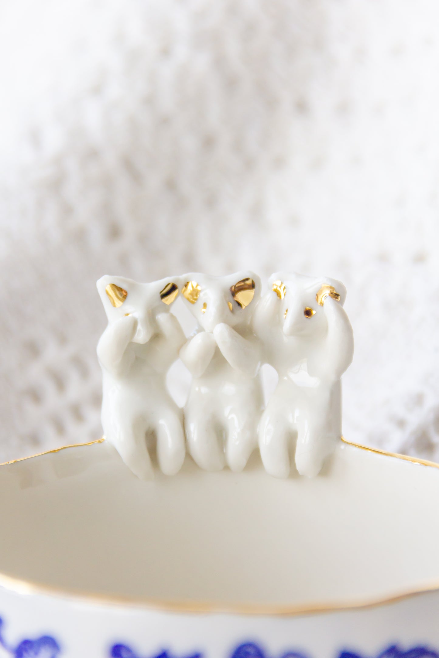 Kubek porcelanowy z werlingami sanzaru