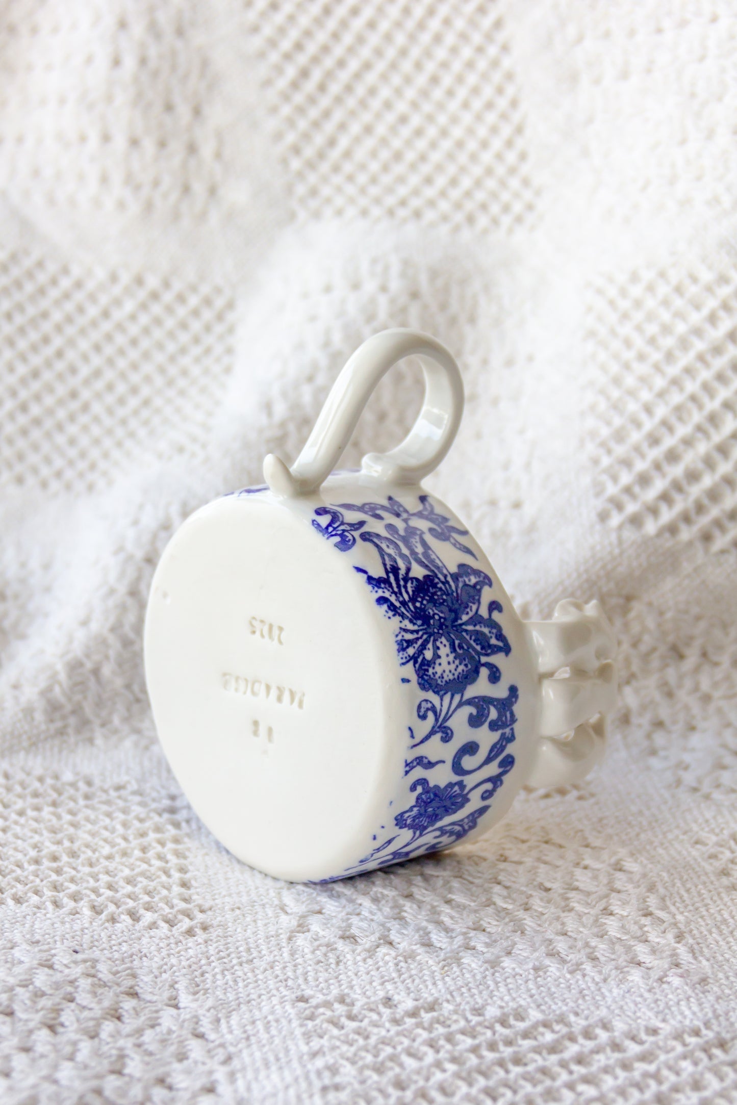 Kubek porcelanowy z werlingami sanzaru