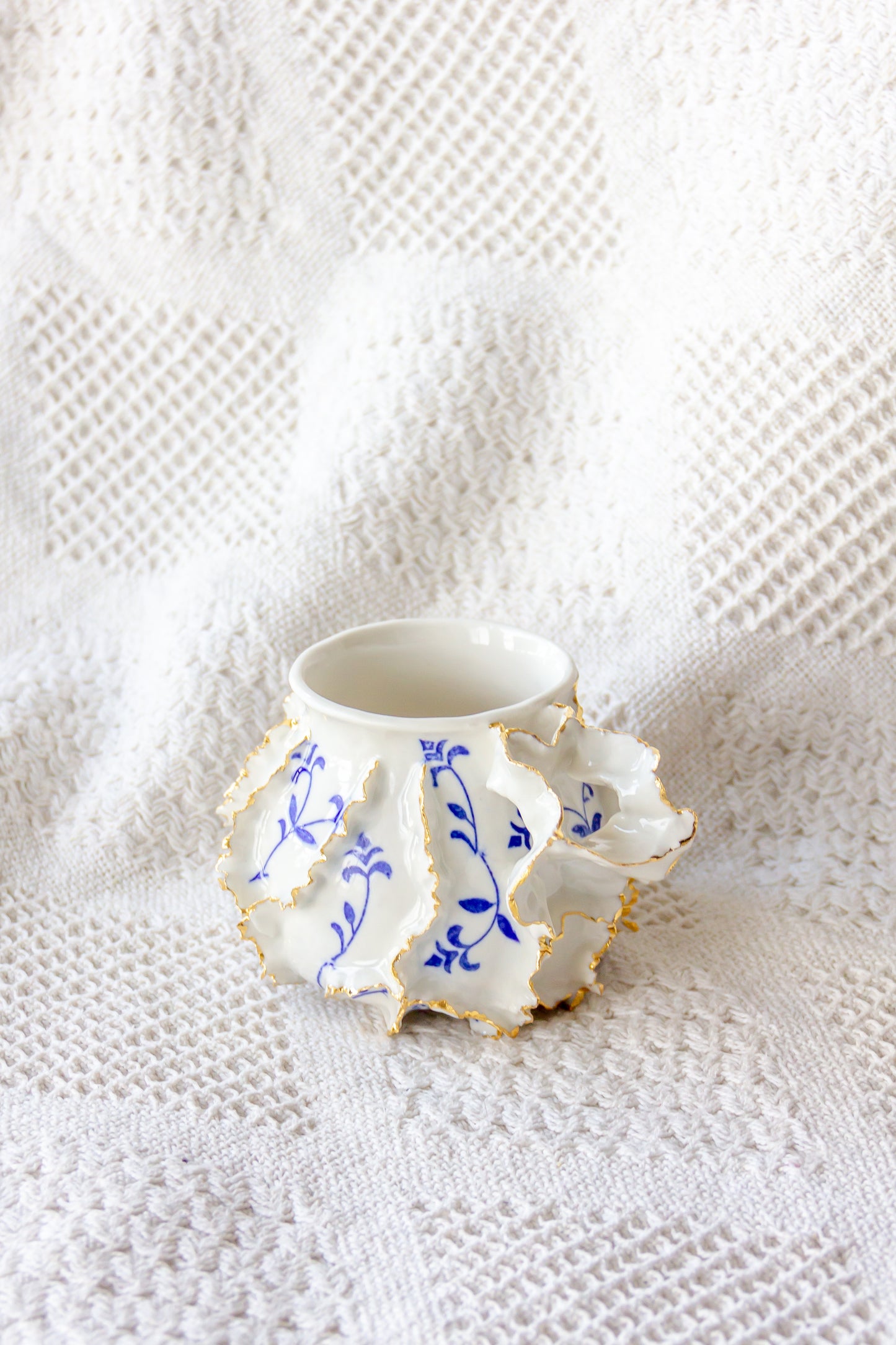 Kubek porcelanowy „Laminari” ze złoceniem