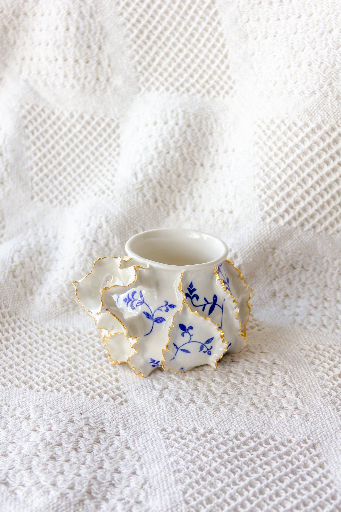 Kubek porcelanowy „Laminari” ze złoceniem