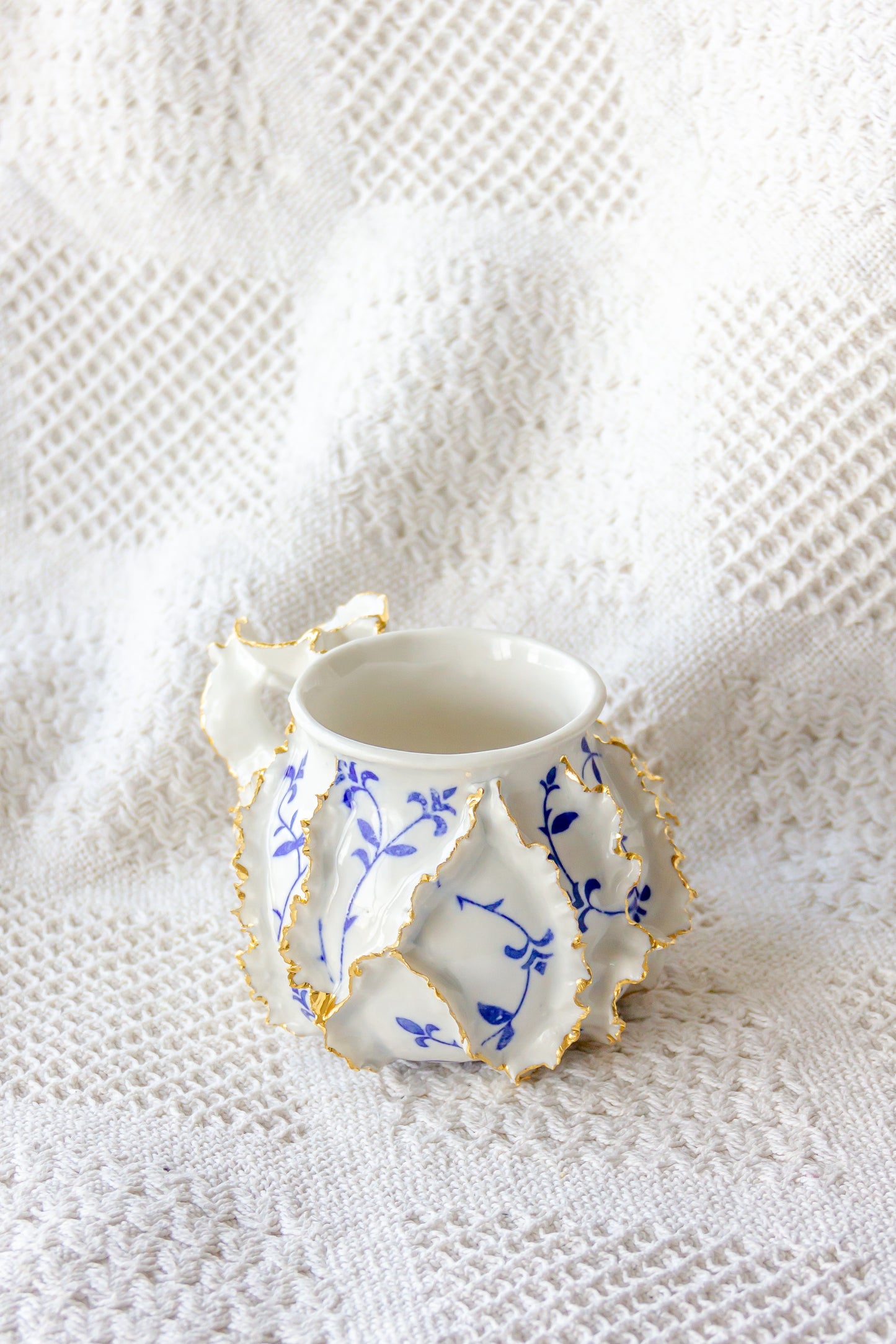 Kubek porcelanowy „Laminari” ze złoceniem