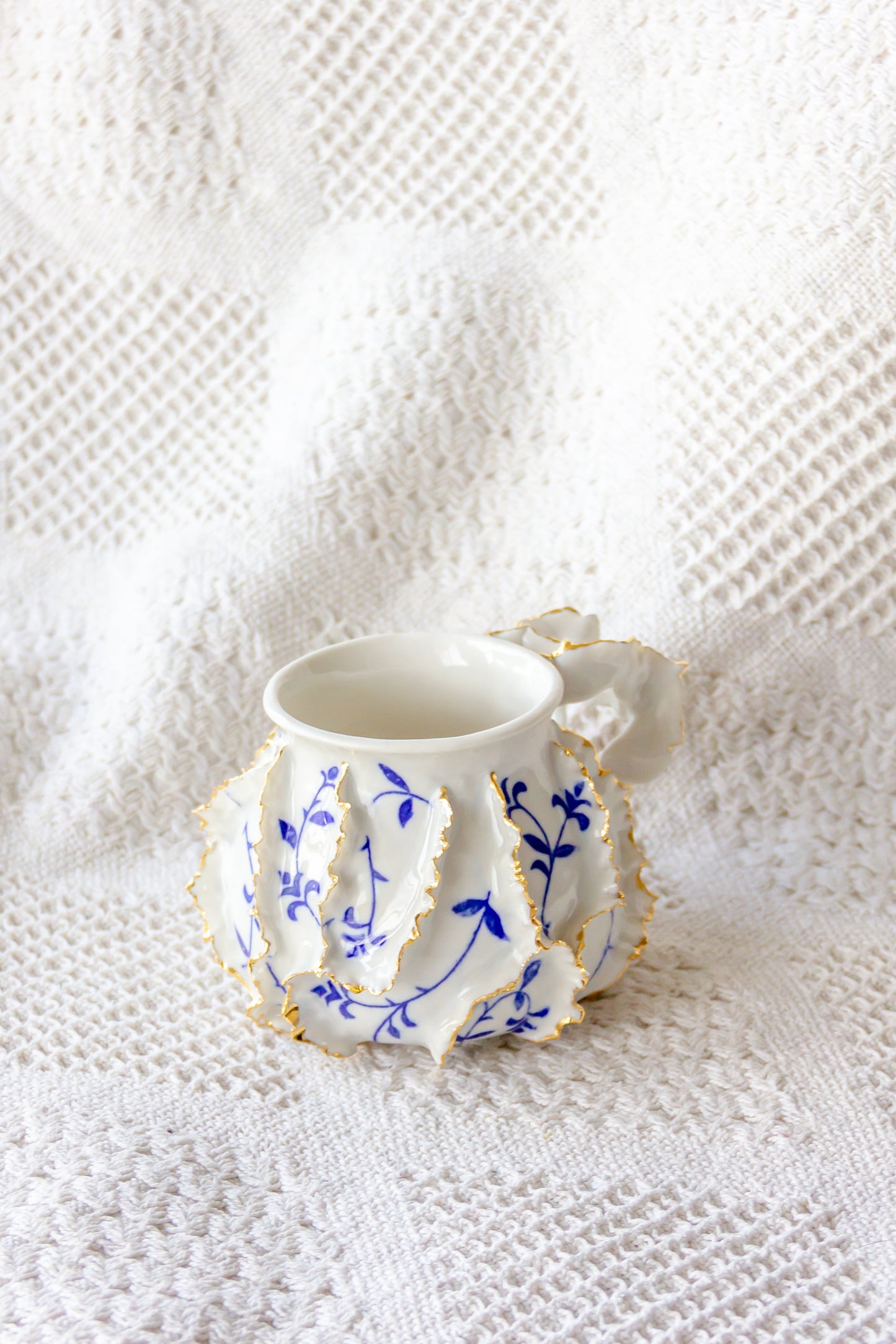 Kubek porcelanowy „Laminari” ze złoceniem