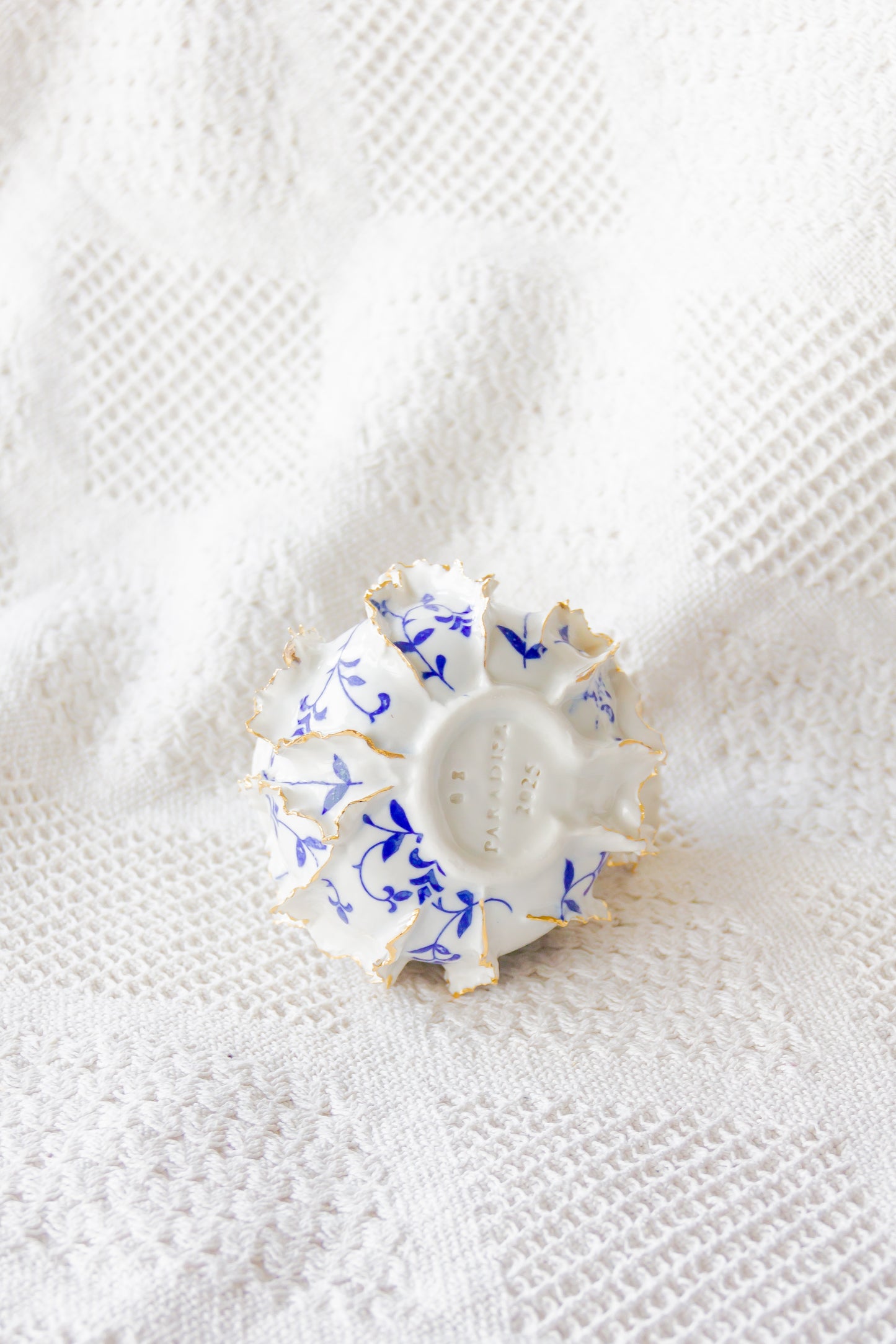 Kubek porcelanowy „Laminari” ze złoceniem