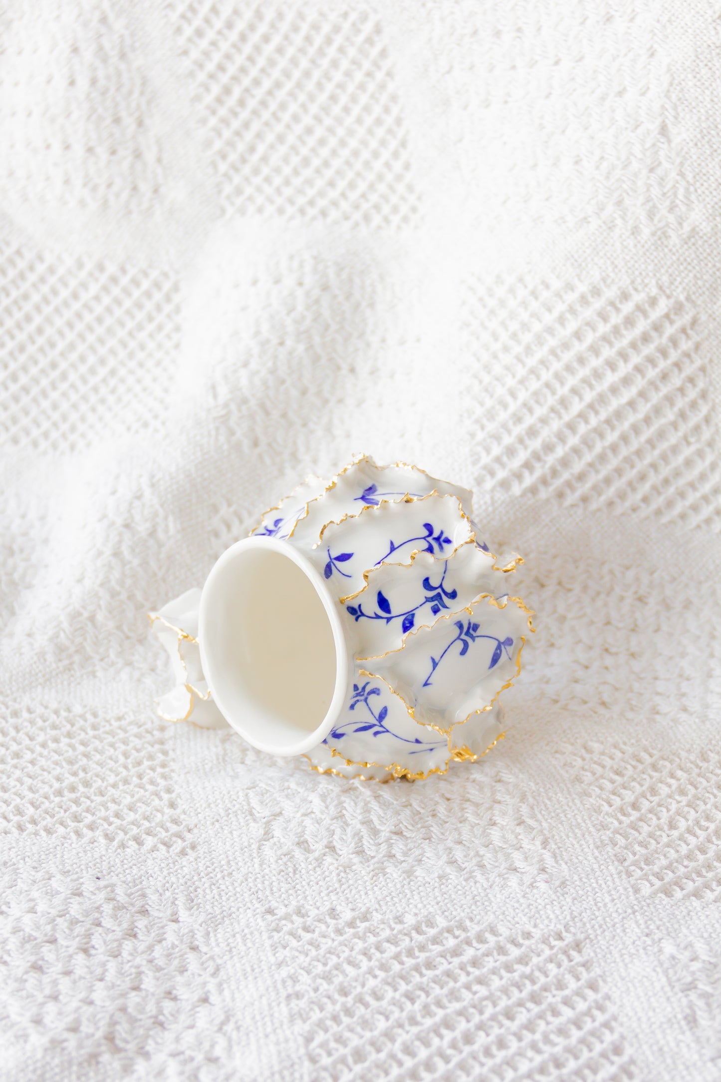 Kubek porcelanowy „Laminari” ze złoceniem