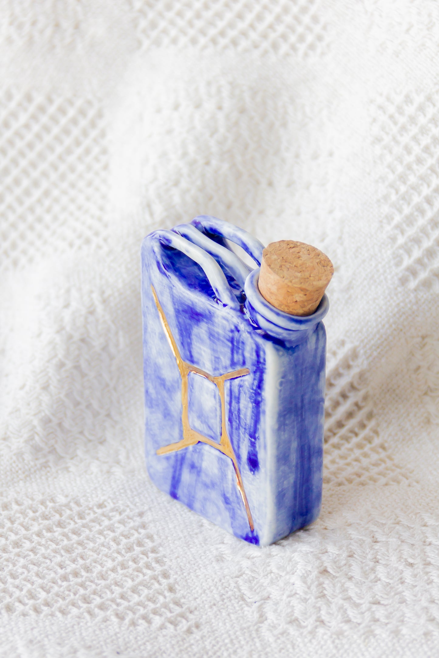 Porcelanowa piersiówka kanister ze złoceniem