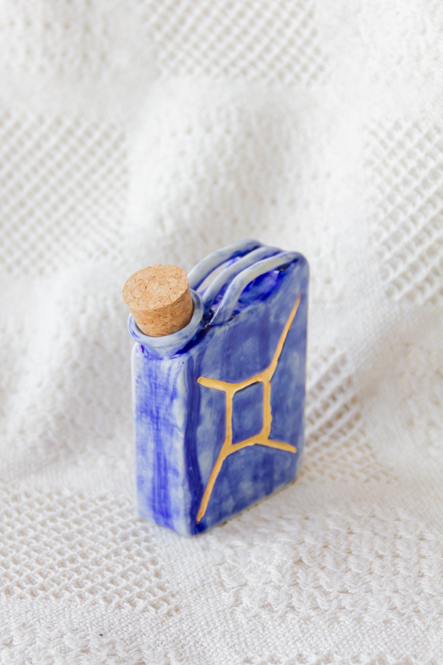 Porcelanowa piersiówka kanister ze złoceniem