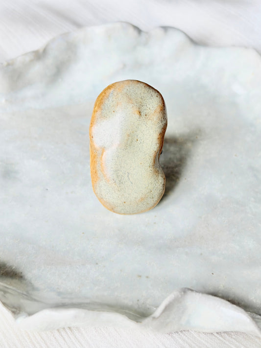 Pierścionek z ceramicznym kaboszonem