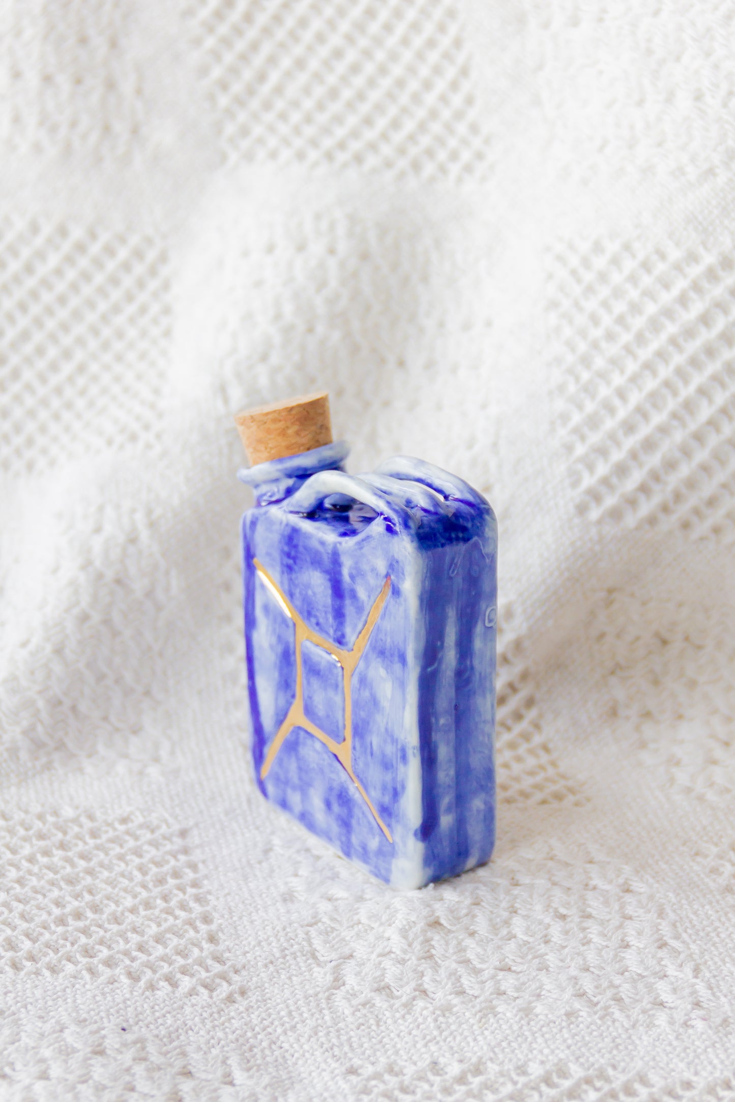 Porcelanowa piersiówka kanister ze złoceniem