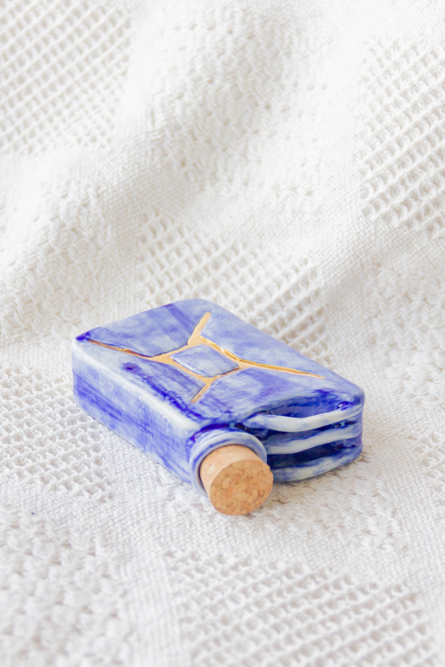 Porcelanowa piersiówka kanister ze złoceniem