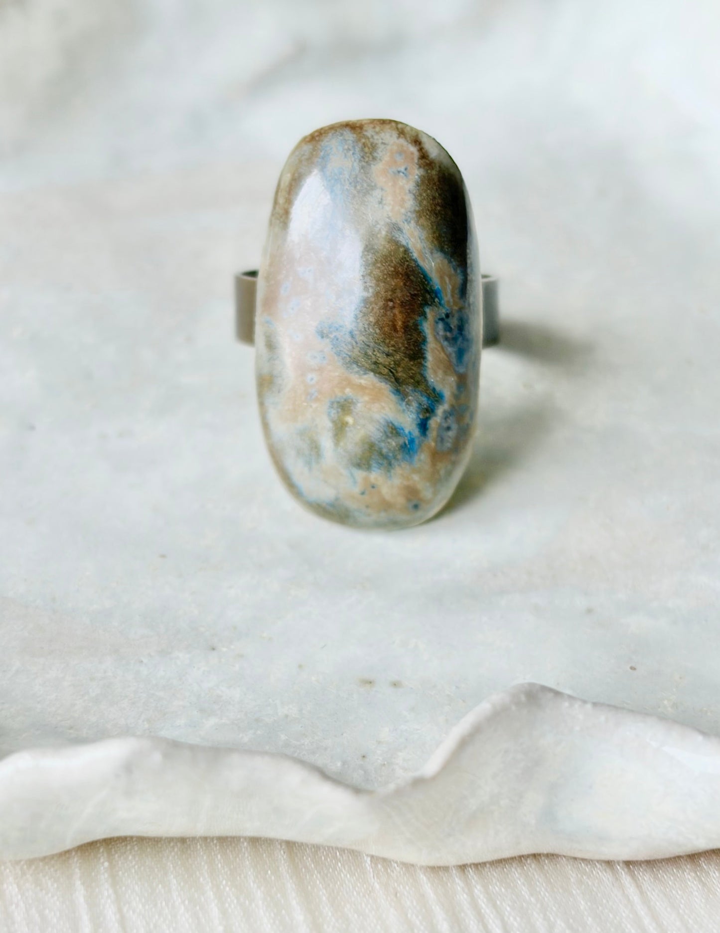 Pierścionek z ceramicznym kaboszonem
