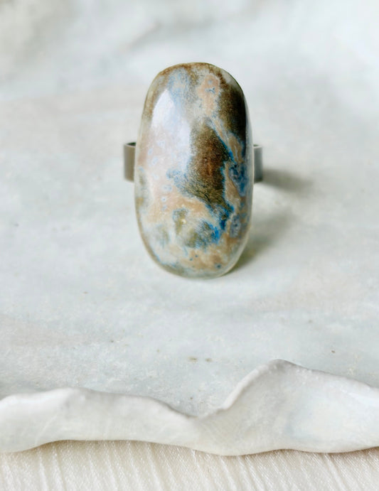 Pierścionek z ceramicznym kaboszonem