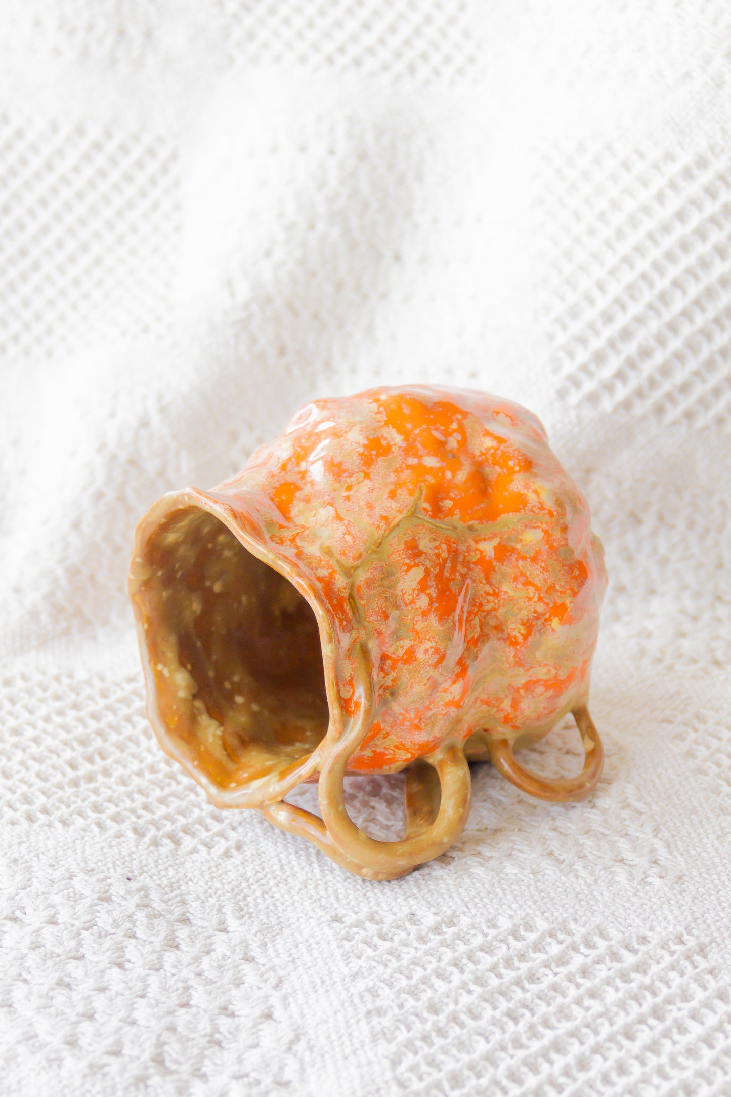 Kubek ceramiczny “Couroupita” brązowo-pomarańczowy