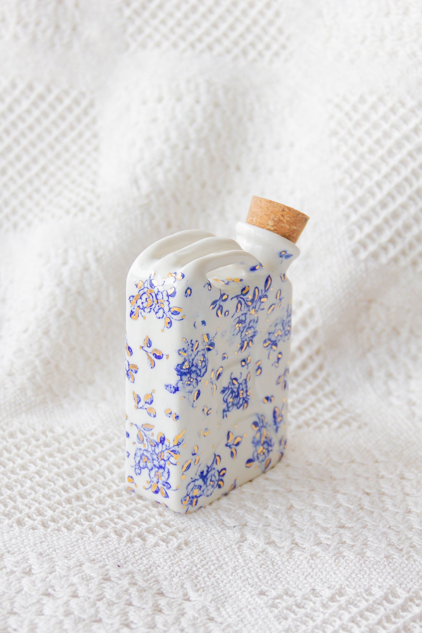 Porcelanowa piersiówka kanister ze złoceniem