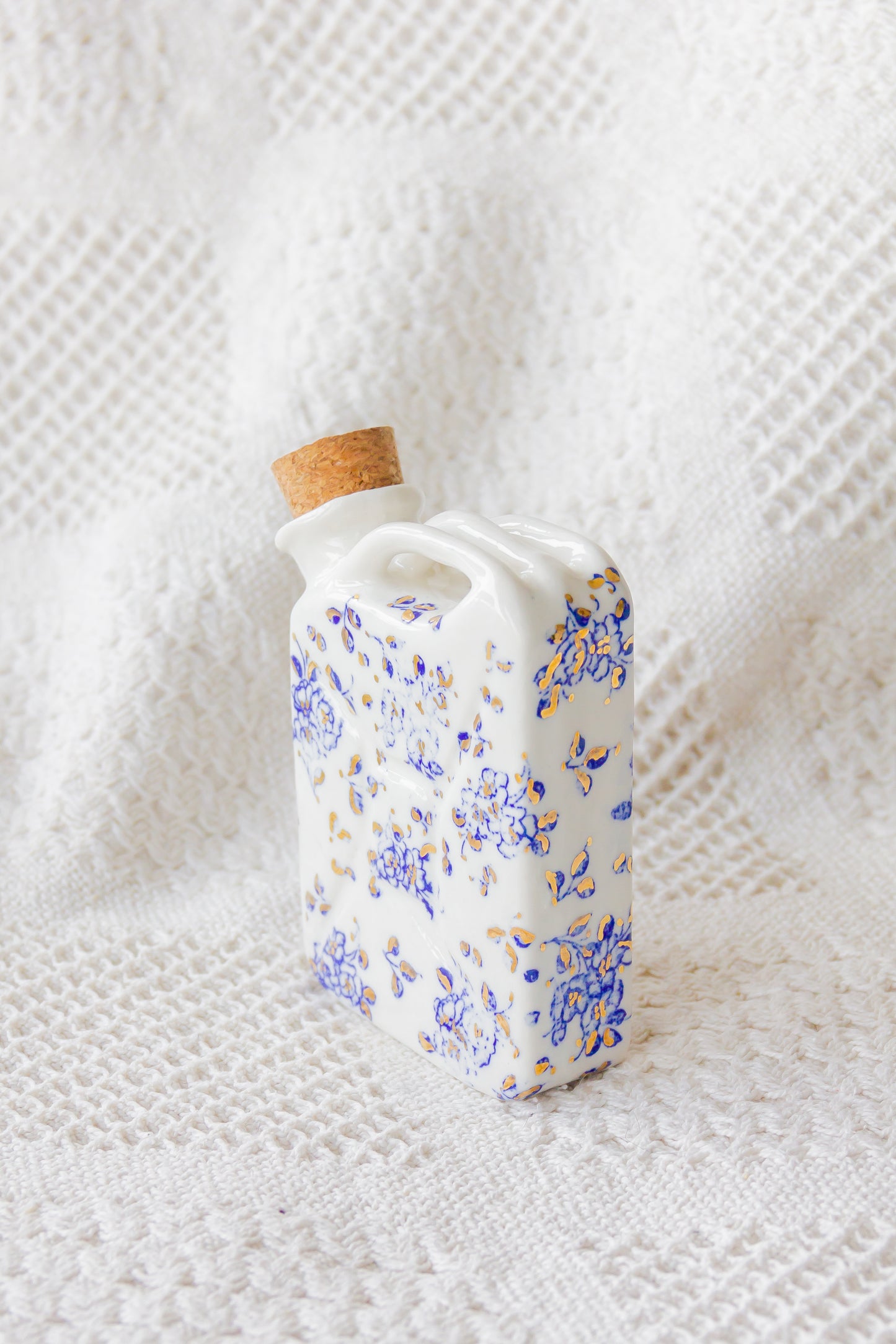 Porcelanowa piersiówka kanister ze złoceniem