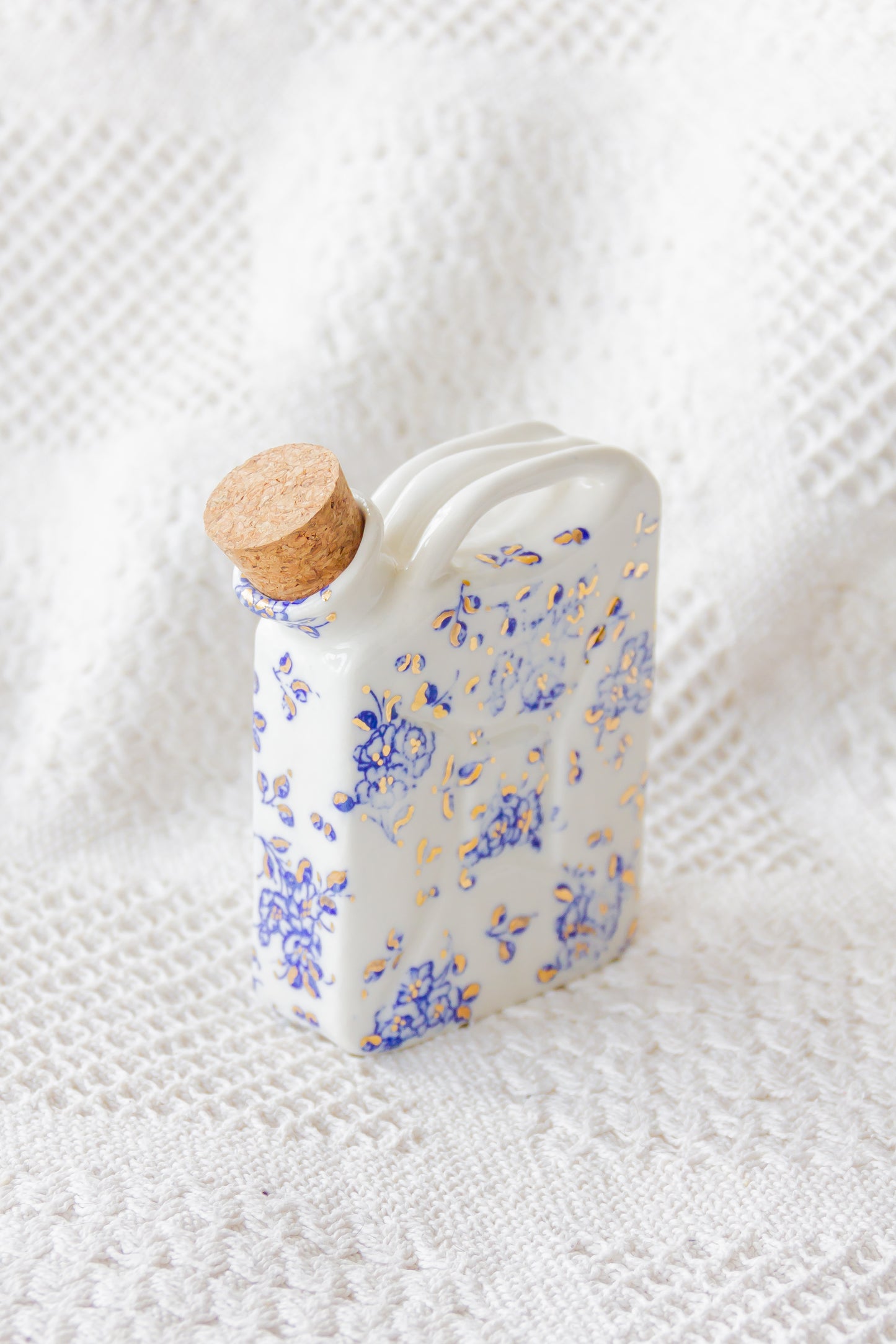 Porcelanowa piersiówka kanister ze złoceniem