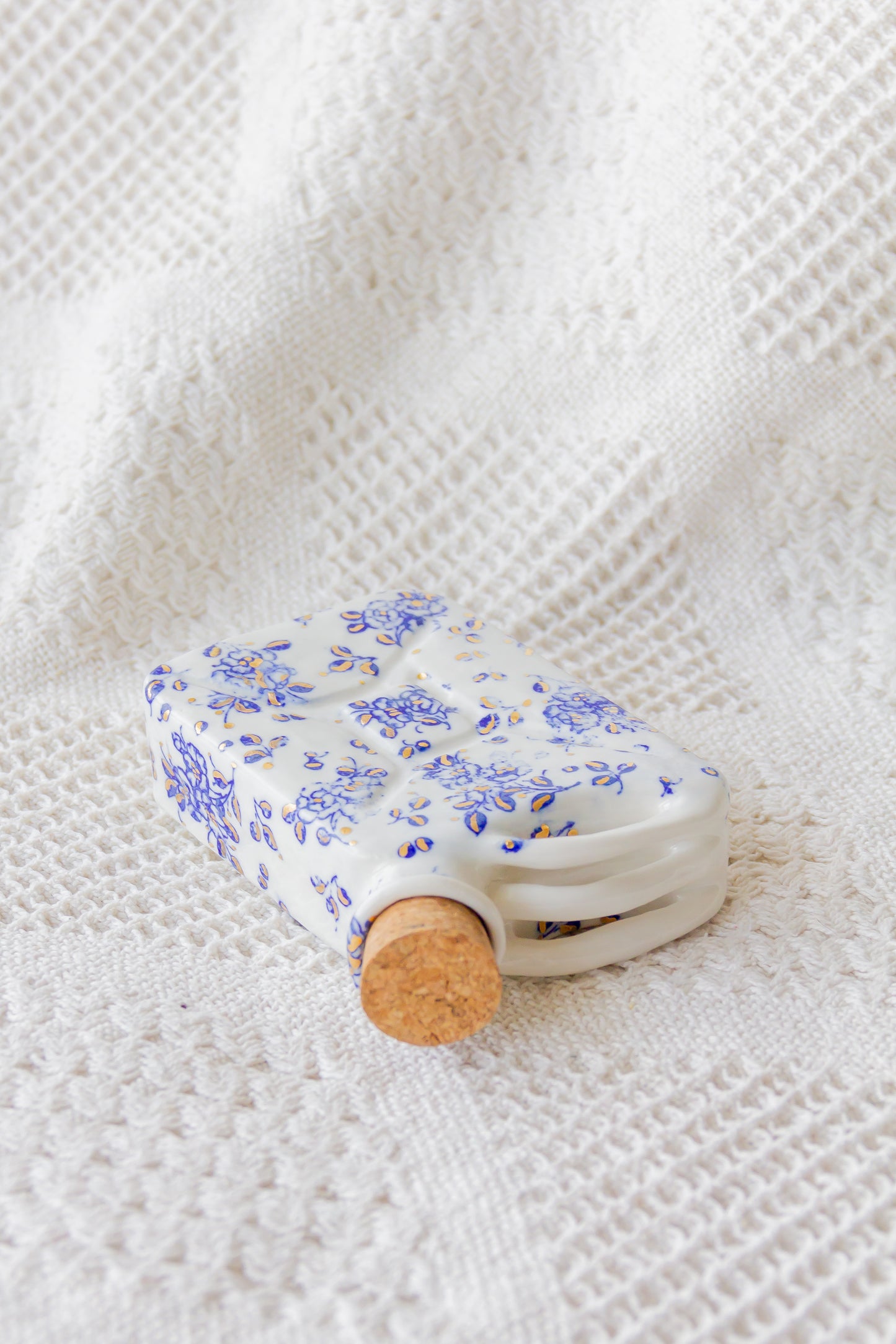 Porcelanowa piersiówka kanister ze złoceniem