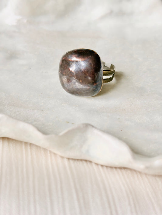 Pierścionek z ceramicznym kaboszonem