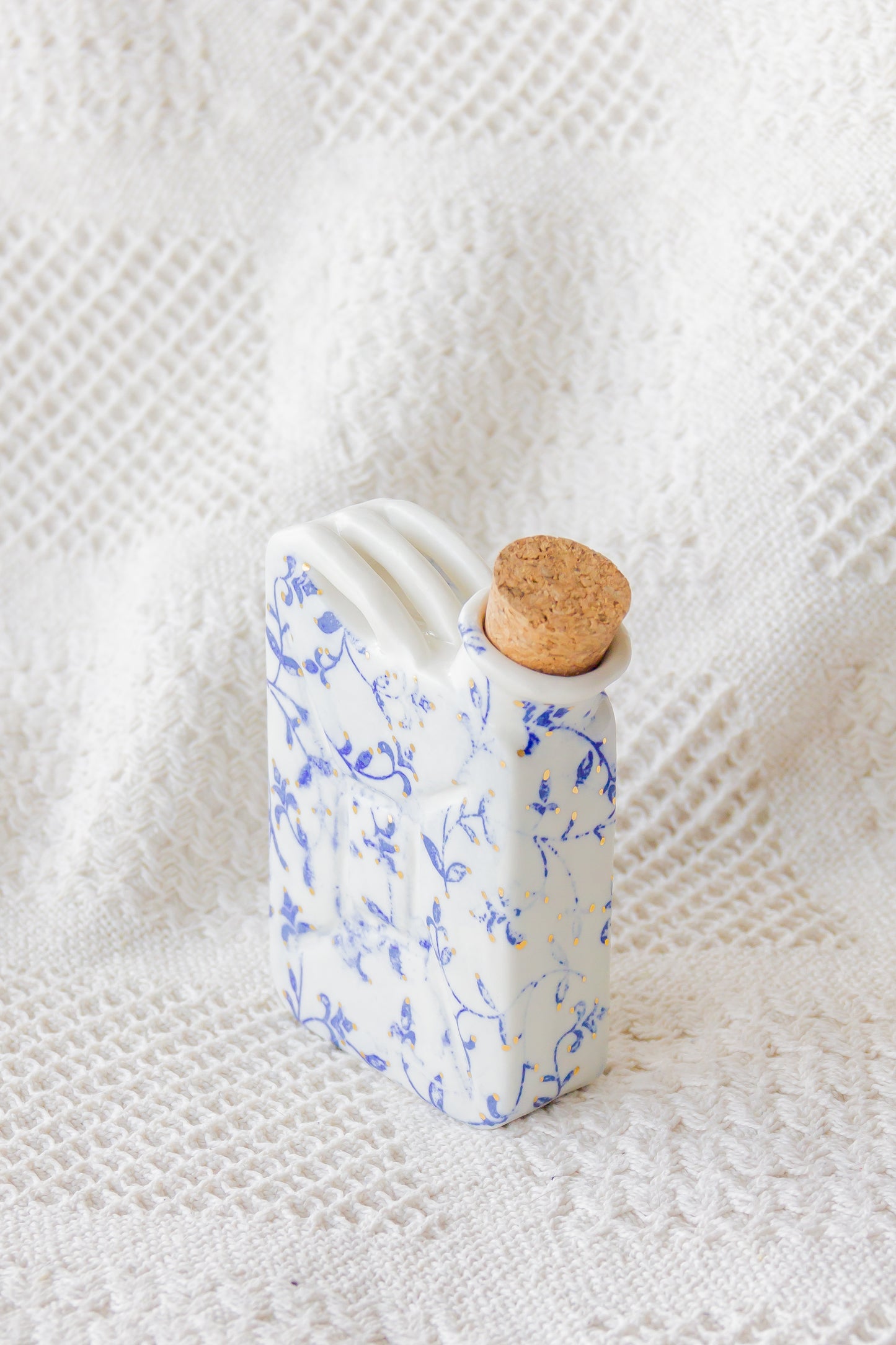 Porcelanowa piersiówka kanister ze złoceniem