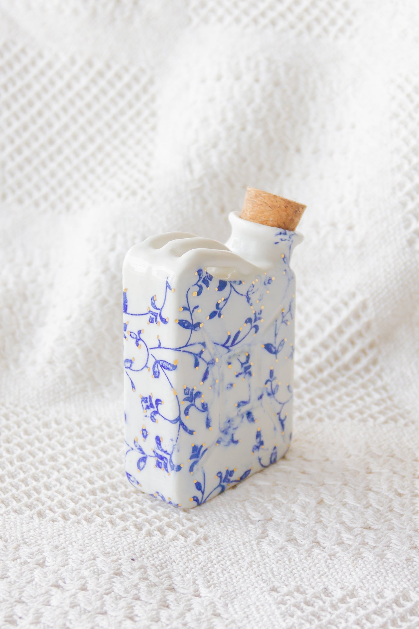 Porcelanowa piersiówka kanister ze złoceniem