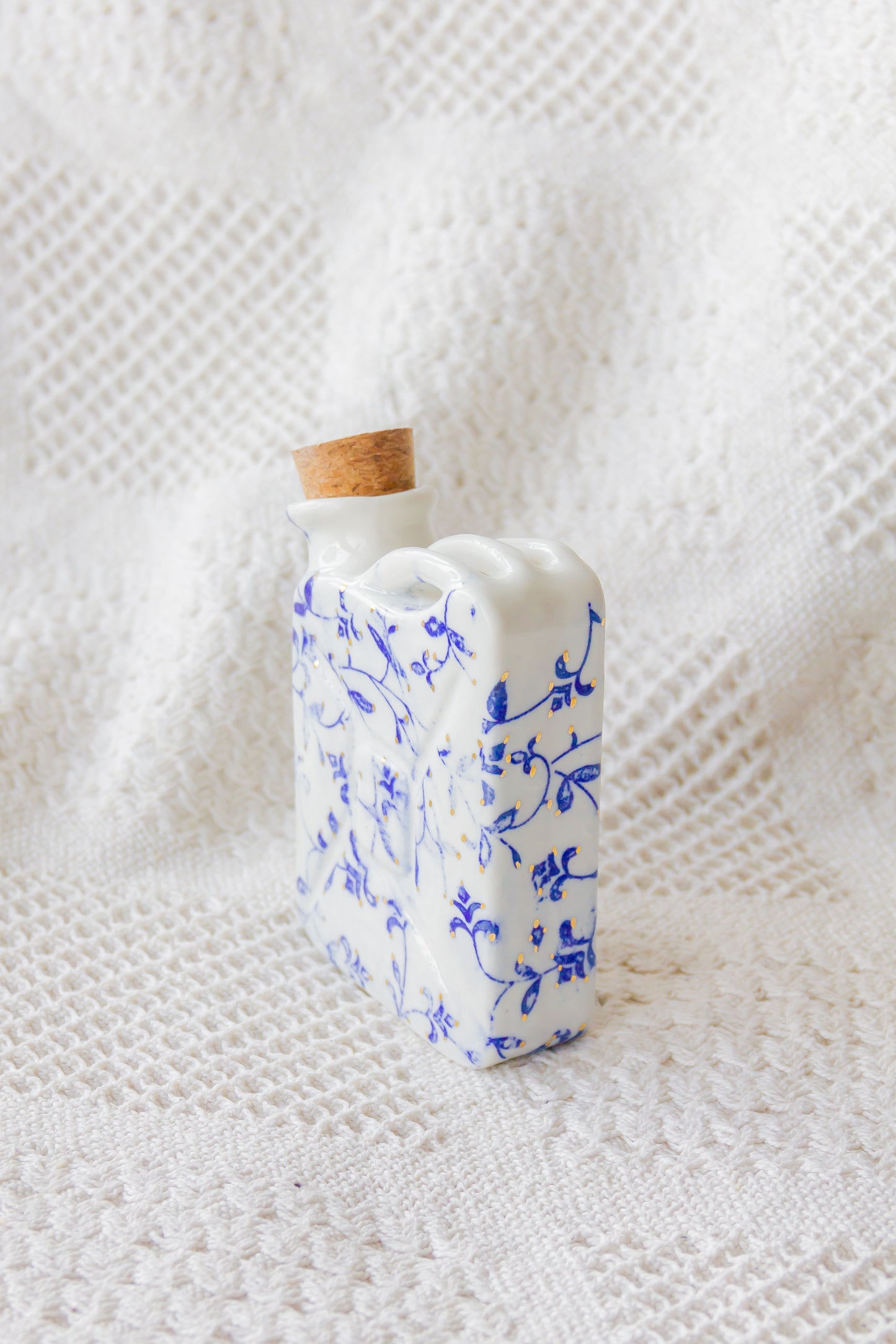 Porcelanowa piersiówka kanister ze złoceniem